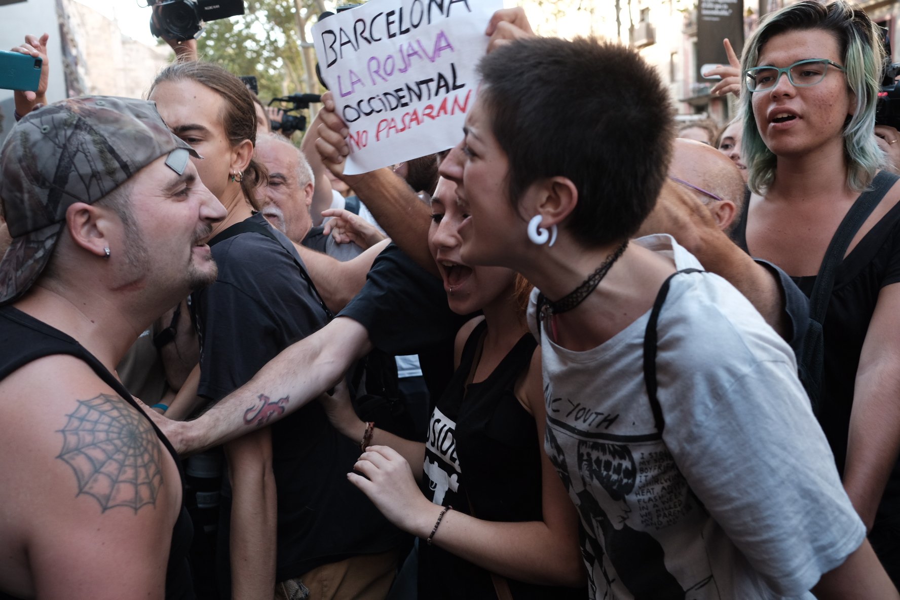 Galeria: Antifeixistes paren els peus a ultres islamòfobs a la Rambla