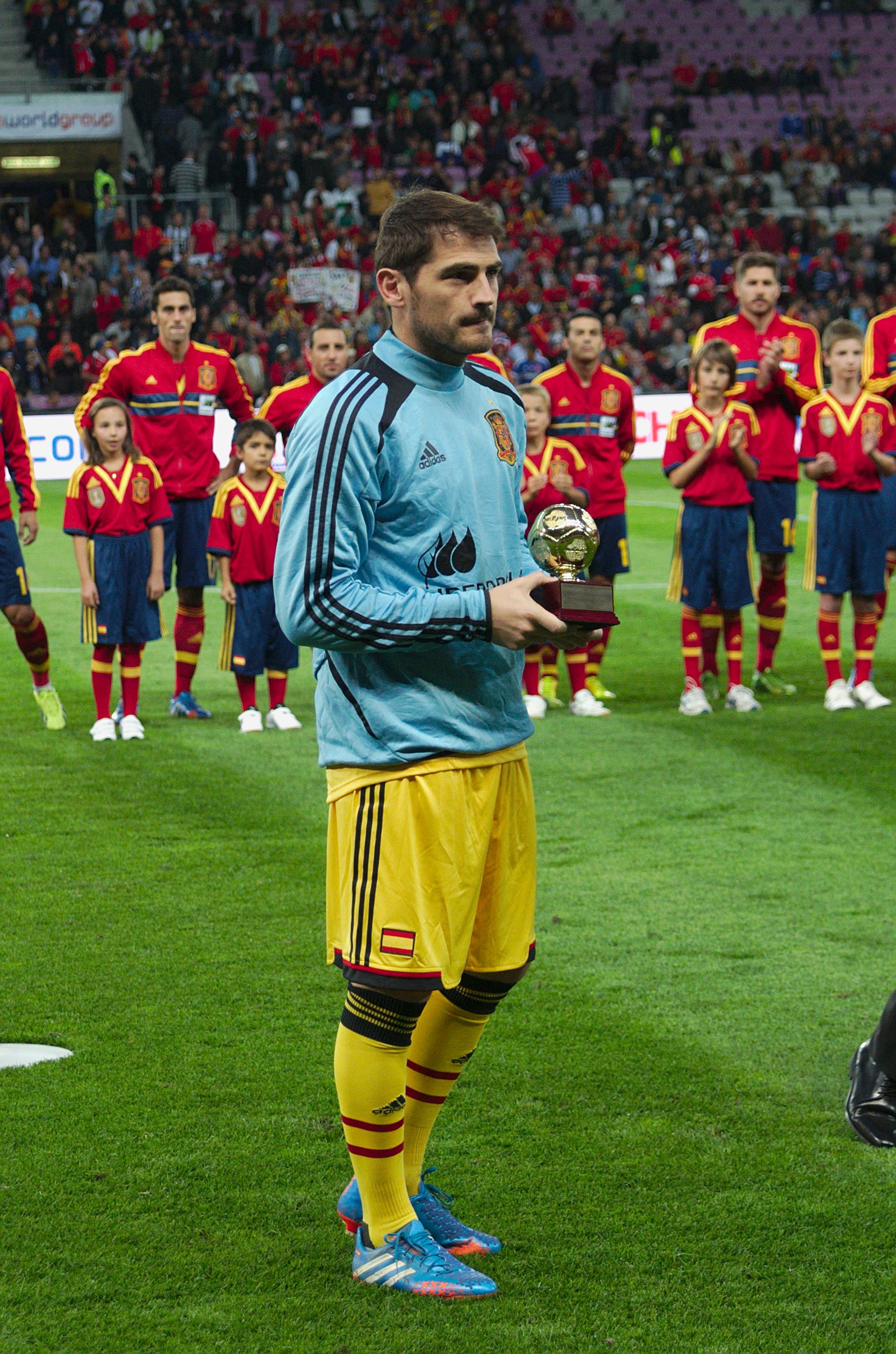 Iker Casillas se emociona con los aplausos a los Mossos