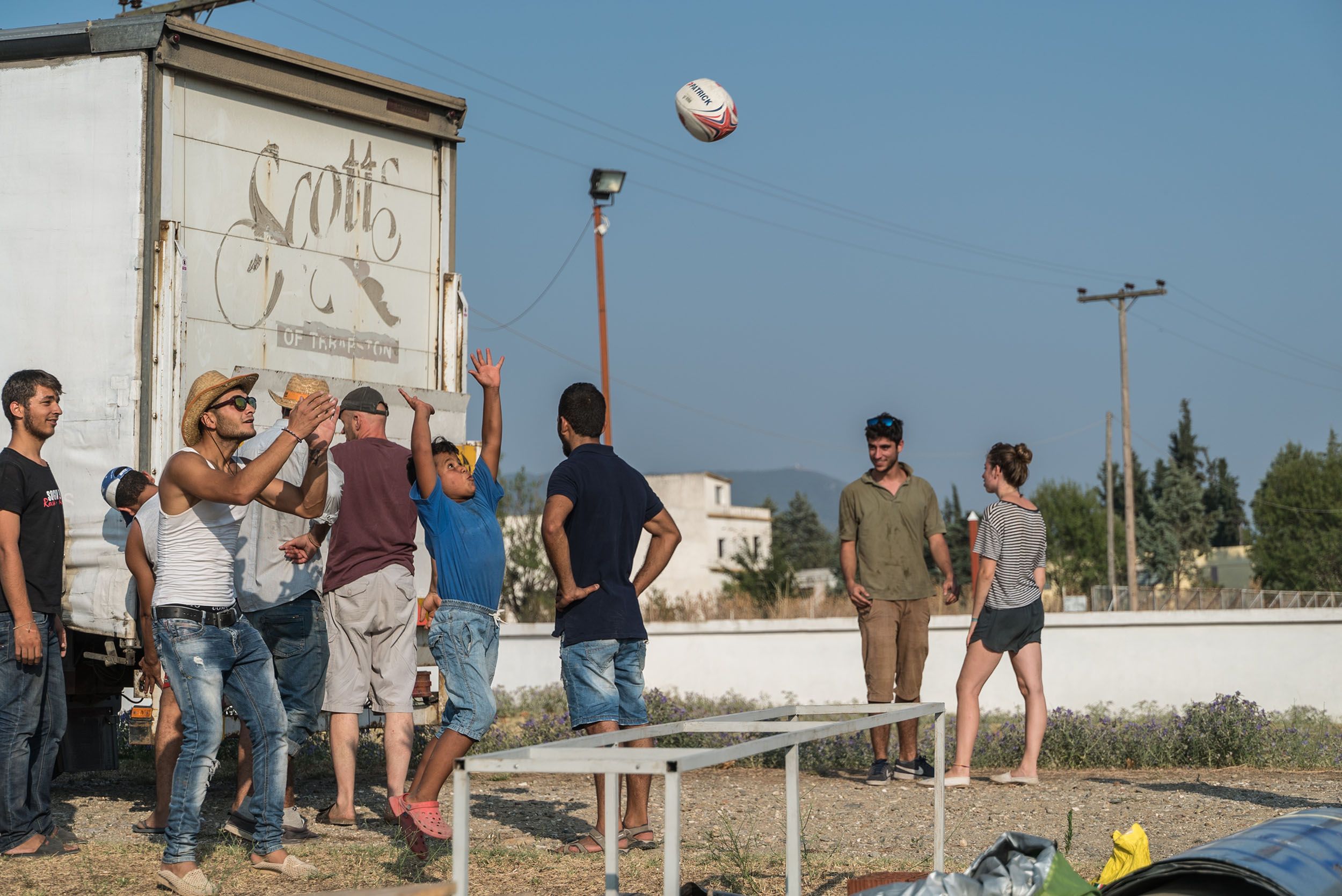 Voluntarios catalanes construyen un campo para refugiados en Grecia