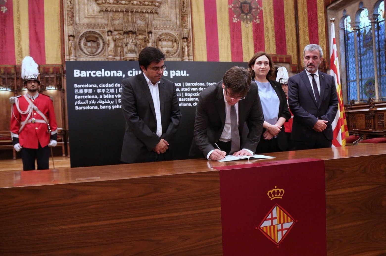 Puigdemont i Colau convoquen una manifestació dissabte a Barcelona