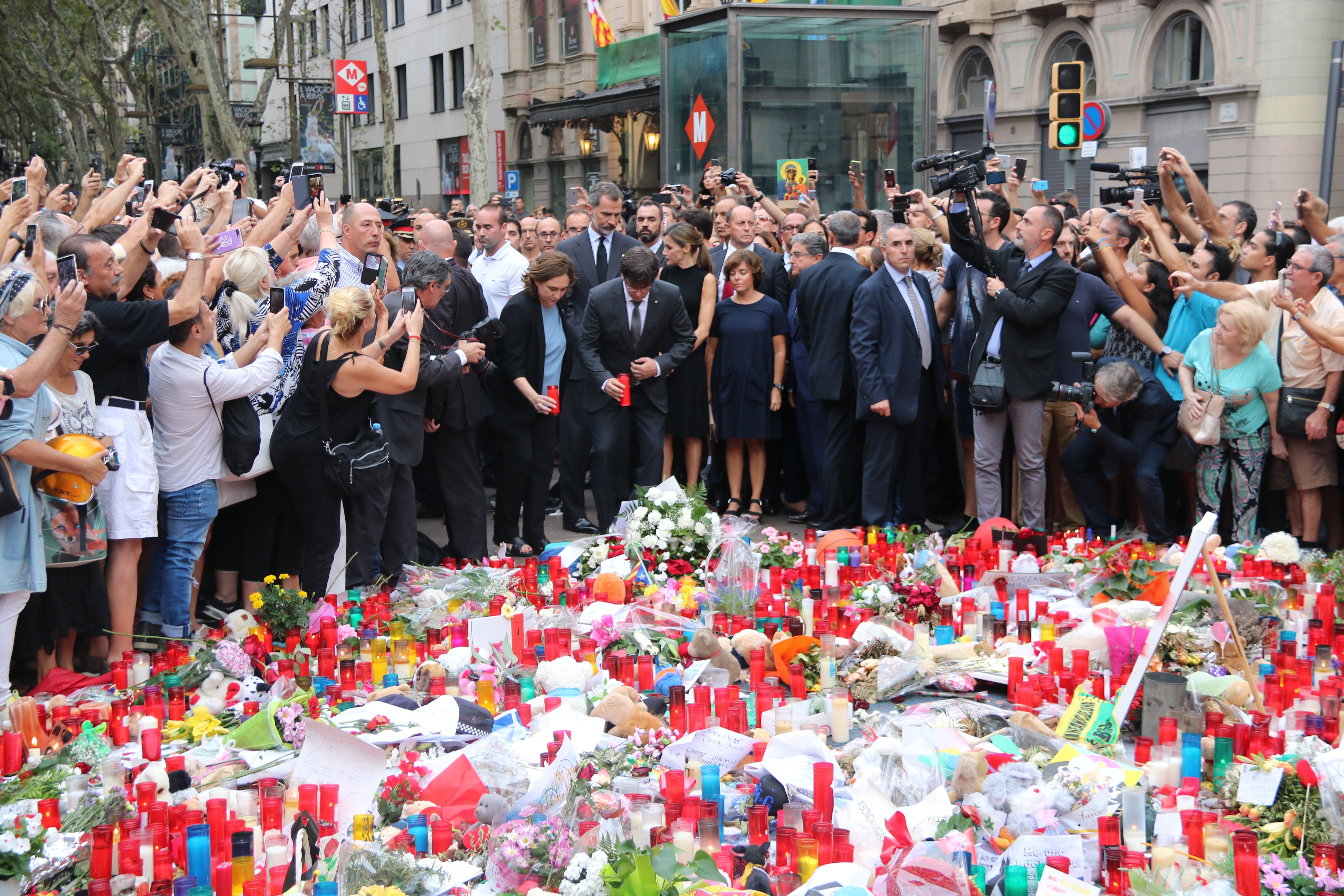 El Rey, Puigdemont y Colau homenajean a las víctimas en La Rambla