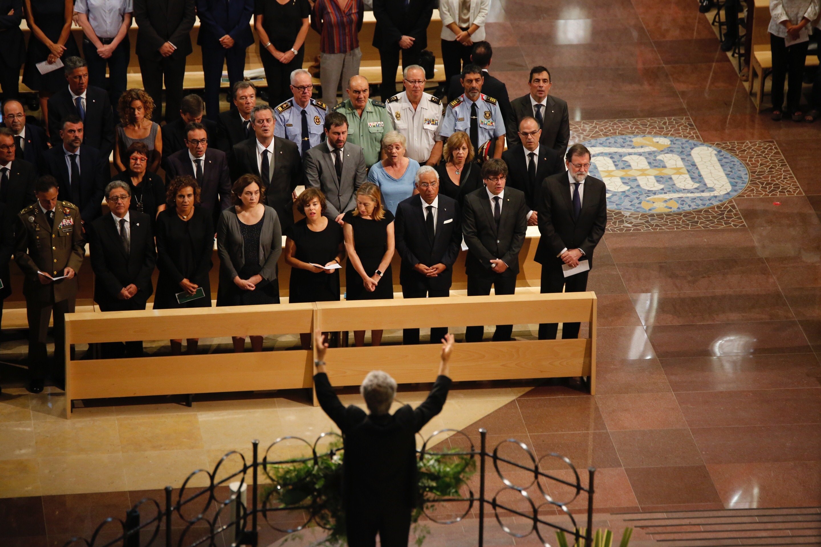 Els reis, Rajoy i Puigdemont, a la missa a la Sagrada Família pels atemptats