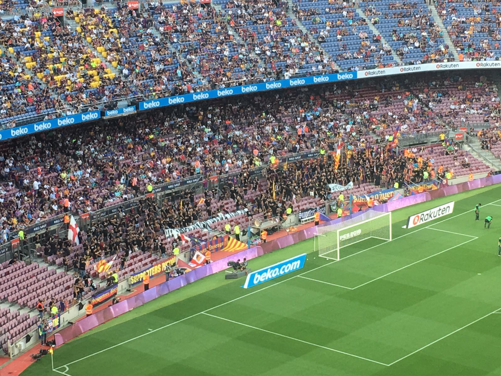 El Camp Nou continua gritando "independència!" en el 17'14"