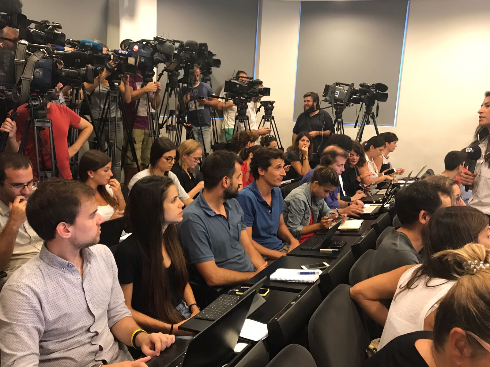 Indignation over complaints from journalists at a press conference in Catalan