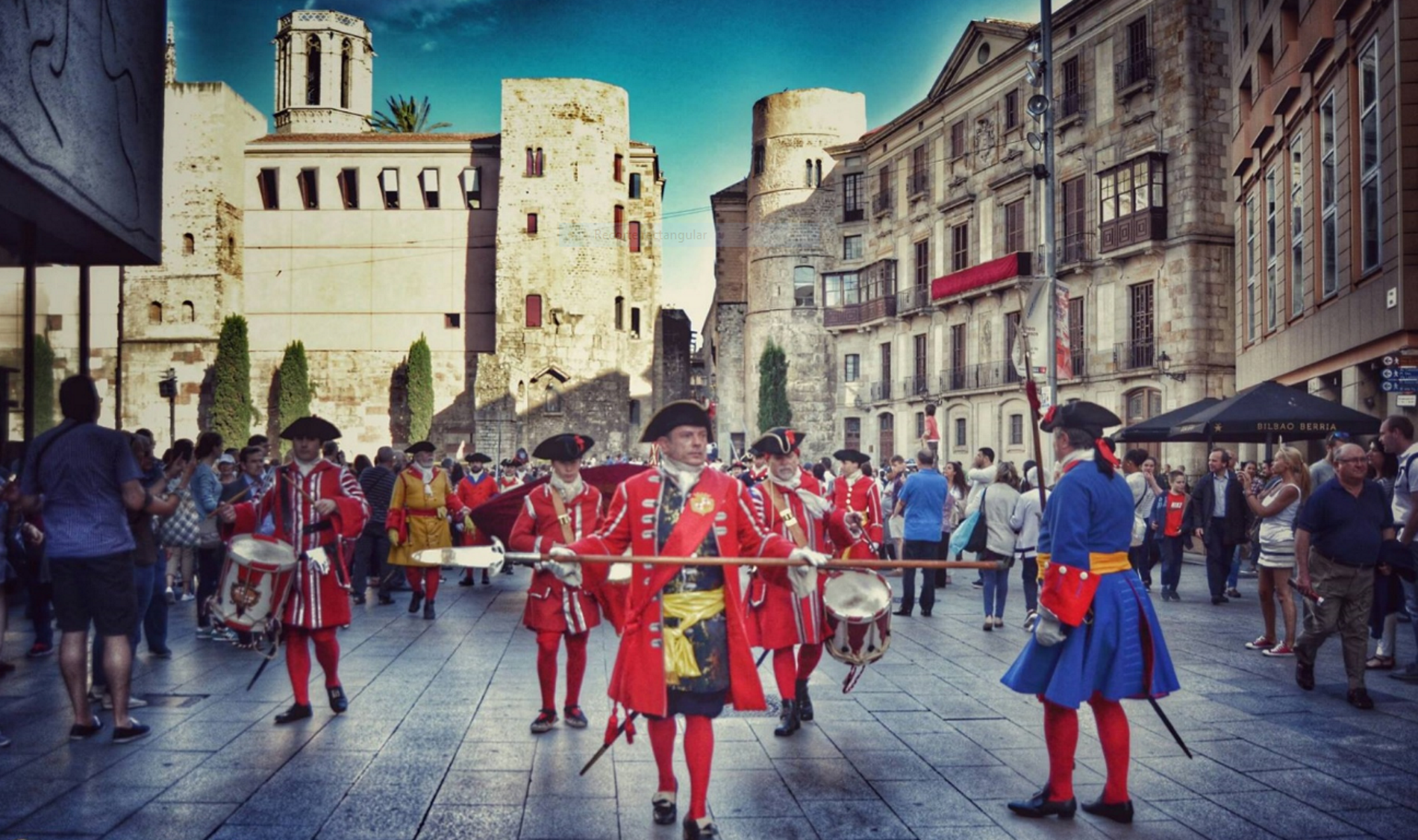 Puigdemont desafía a Colau: recibirá a la Coronela y los Miquelets