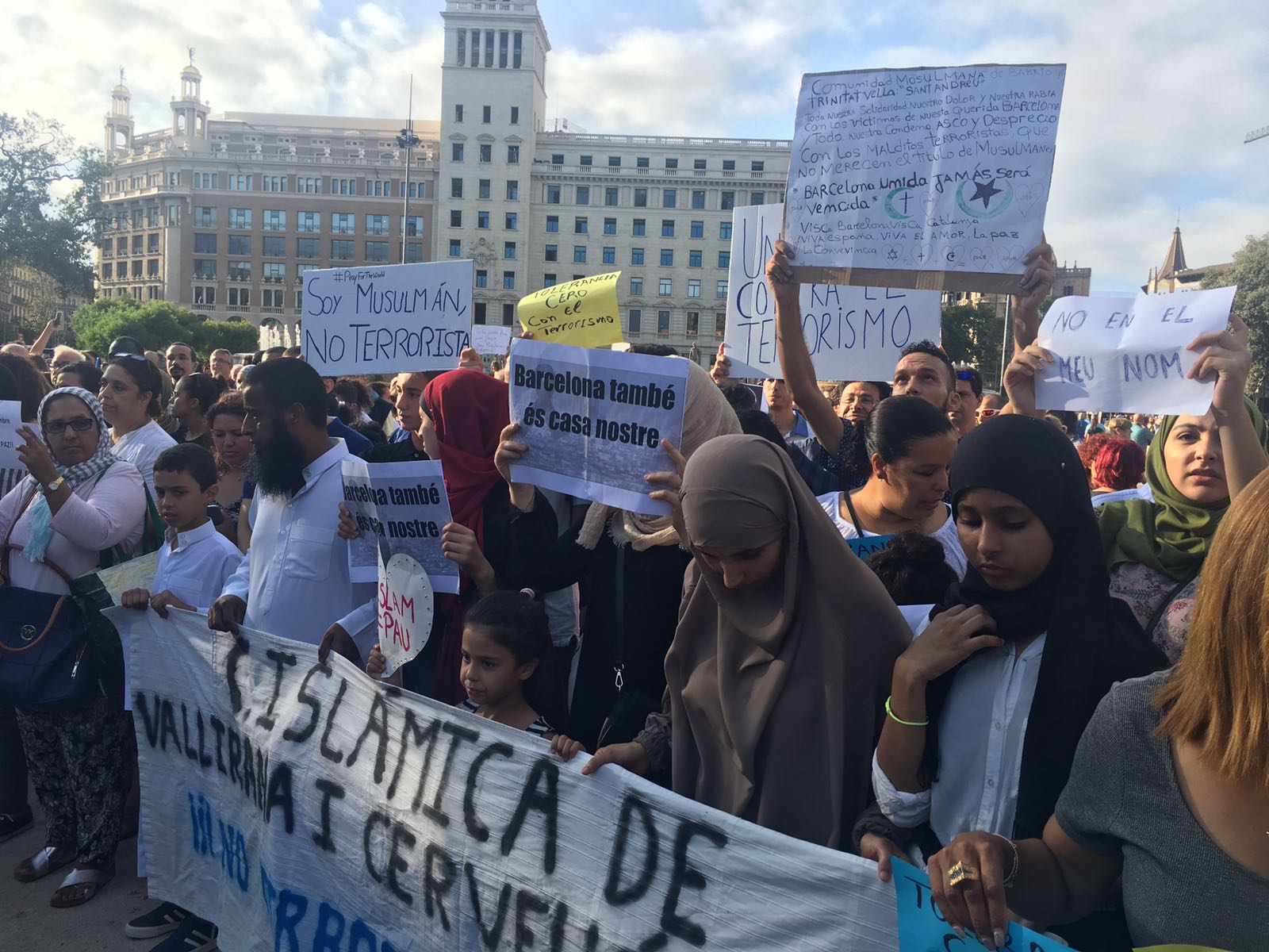 El col·lectiu musulmà aplega un miler de persones a la Plaça Catalunya