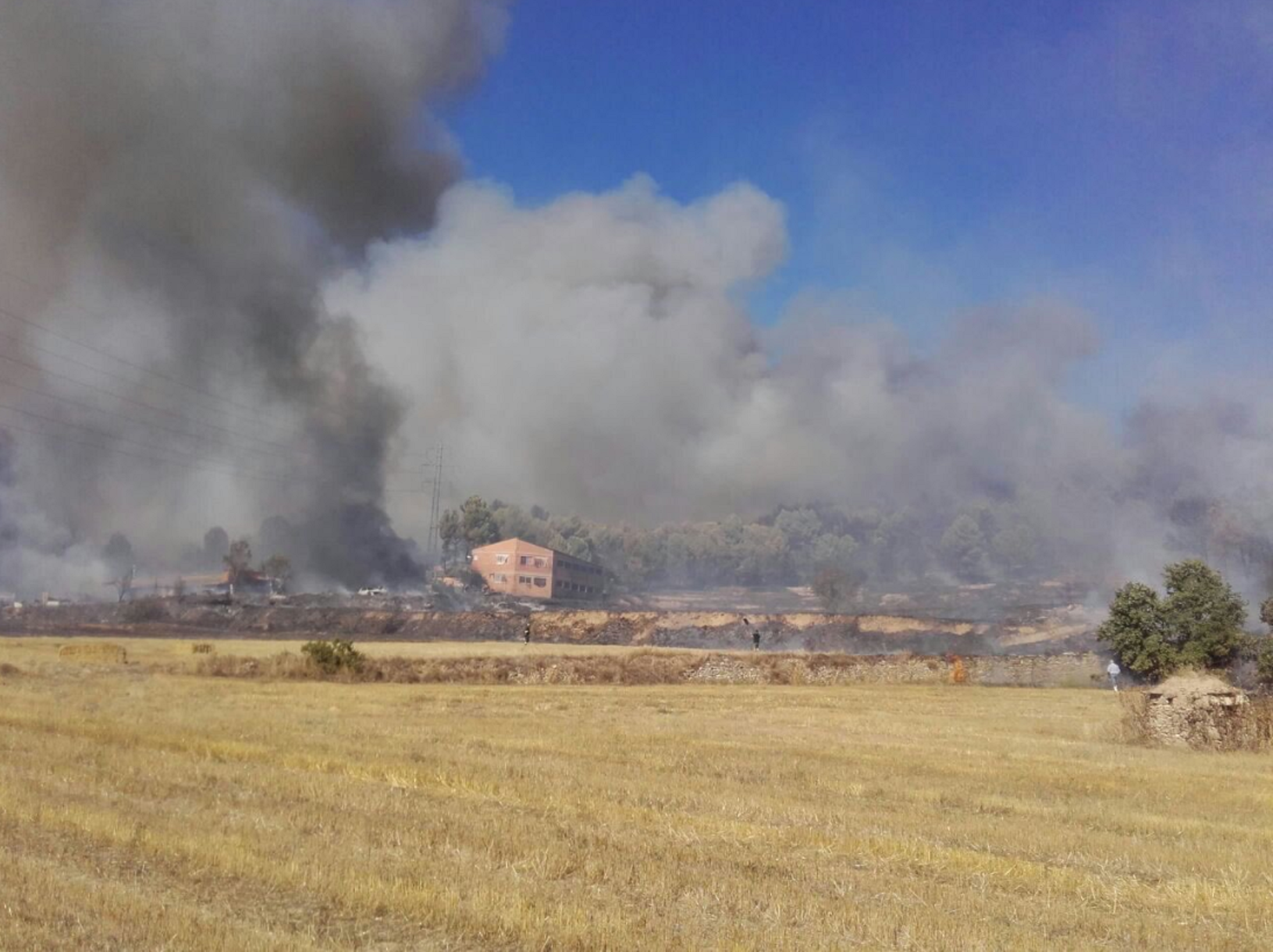 Estabilitzat l'incendi que afecta naus industrials a Navarcles