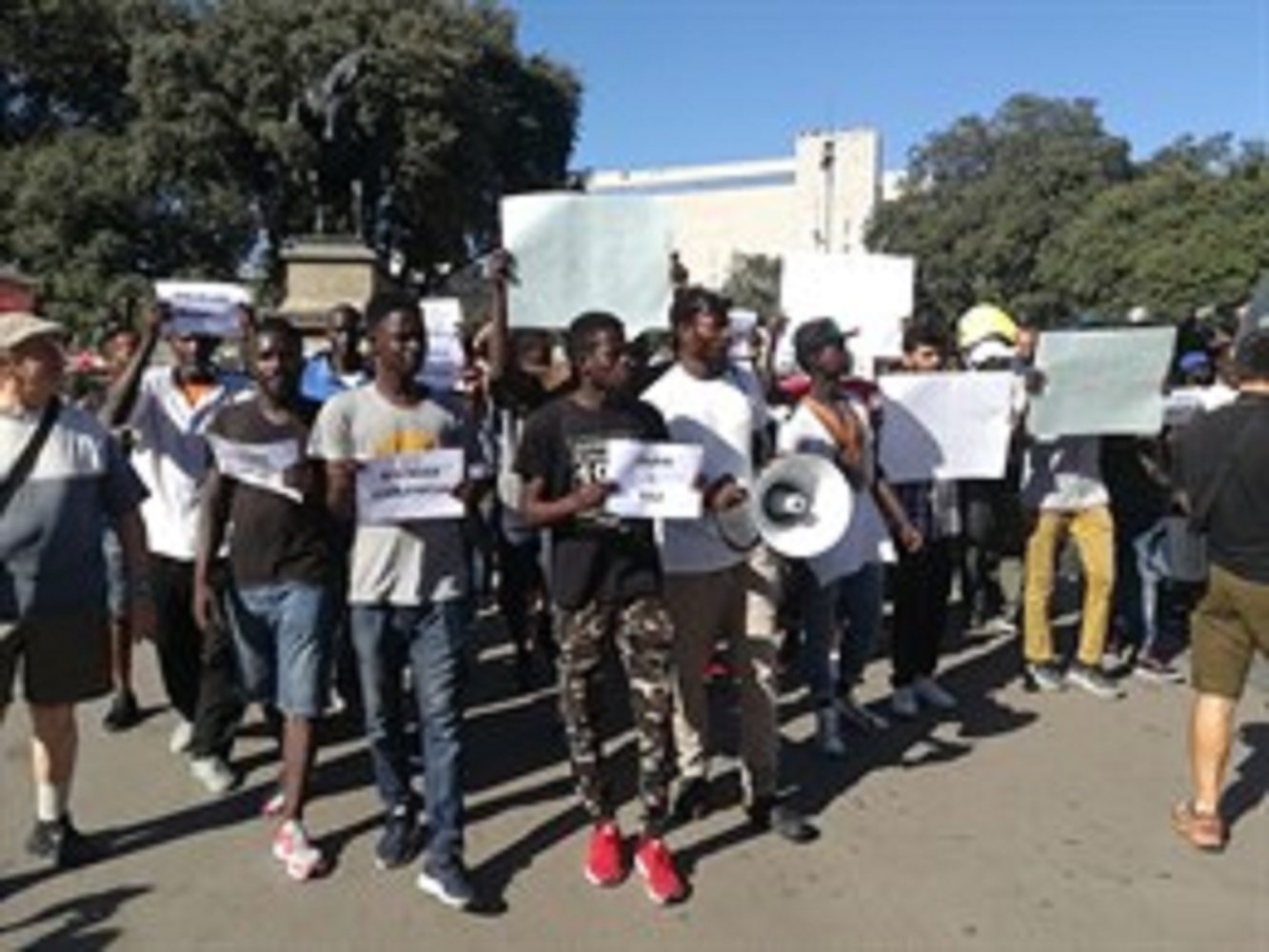 Una cincuentena de manteros se manifiestan contra el terrorismo