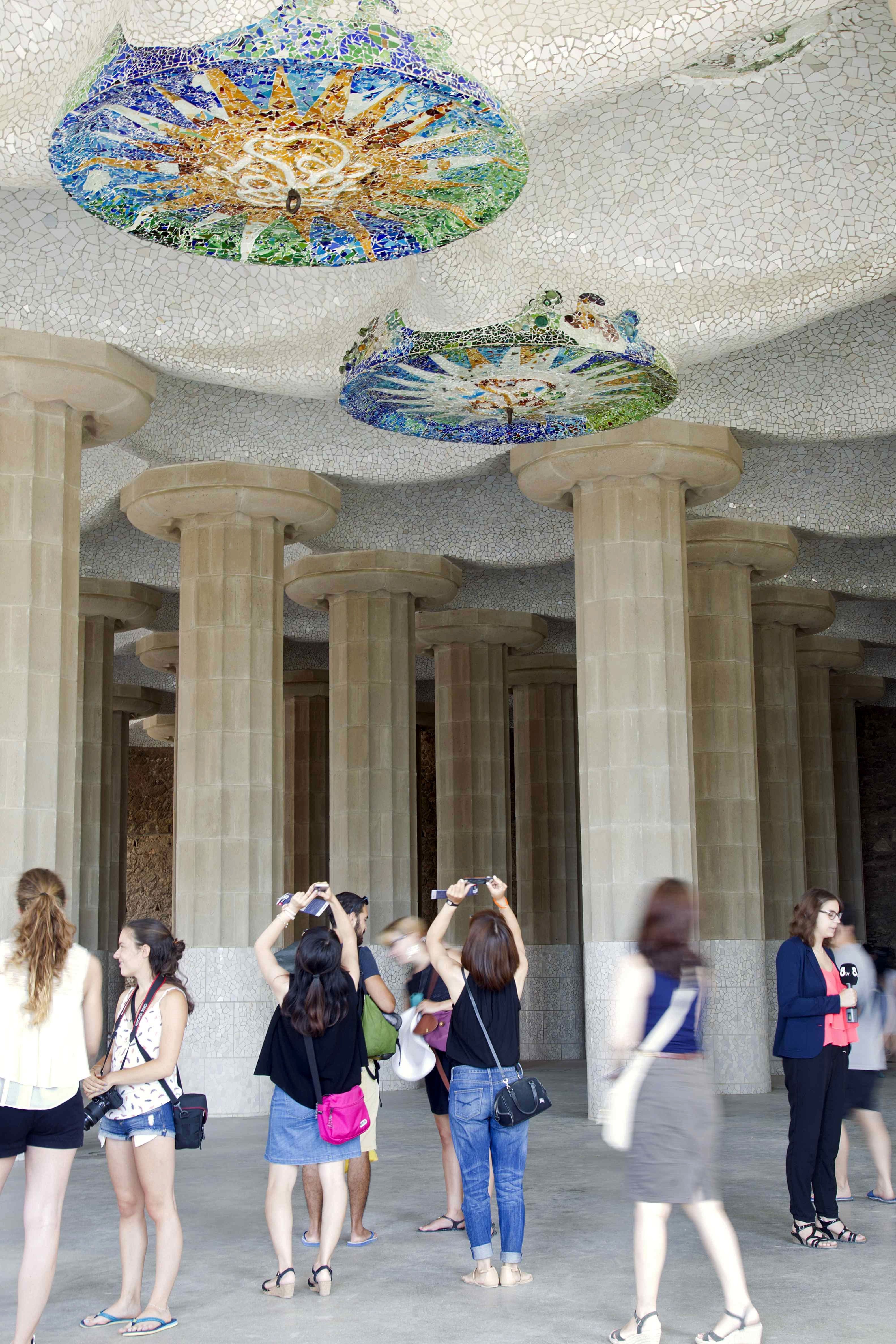 Barcelona restaura los medallones de la Sala Hipóstila del Park Güell