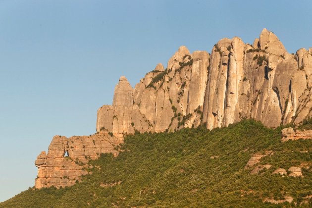 Fragment de les regions d Agulles i dels Frares Encantats amb la Cadireta, serrat de la Foradada, el Bisbe, la Torta o la MÖ, la Boteruda dle Gra, la Miranda dels Ossos i lagulla de l Arbret entre altres