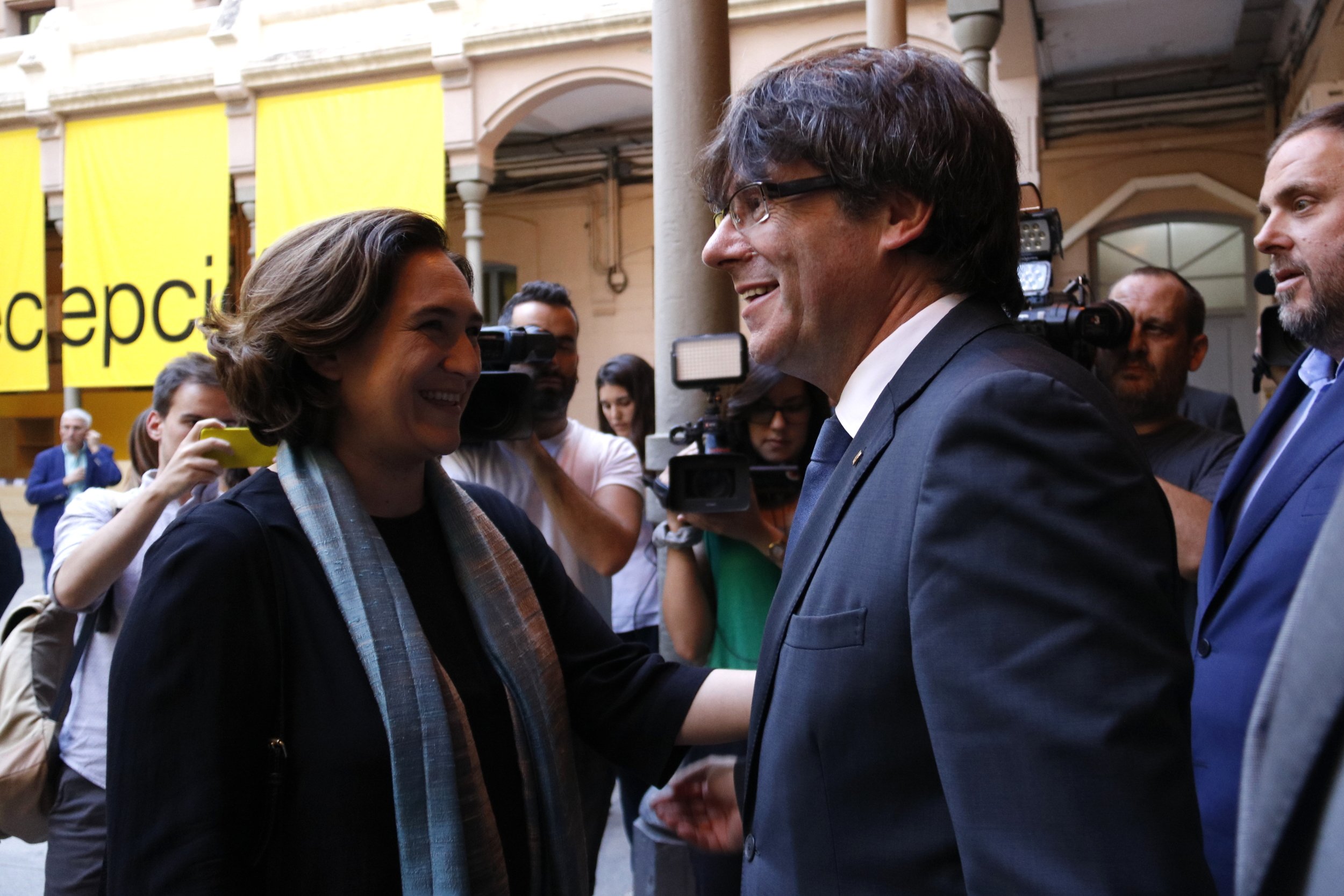 Puigdemont y Colau presidirán mañana un acto interreligioso por las víctimas