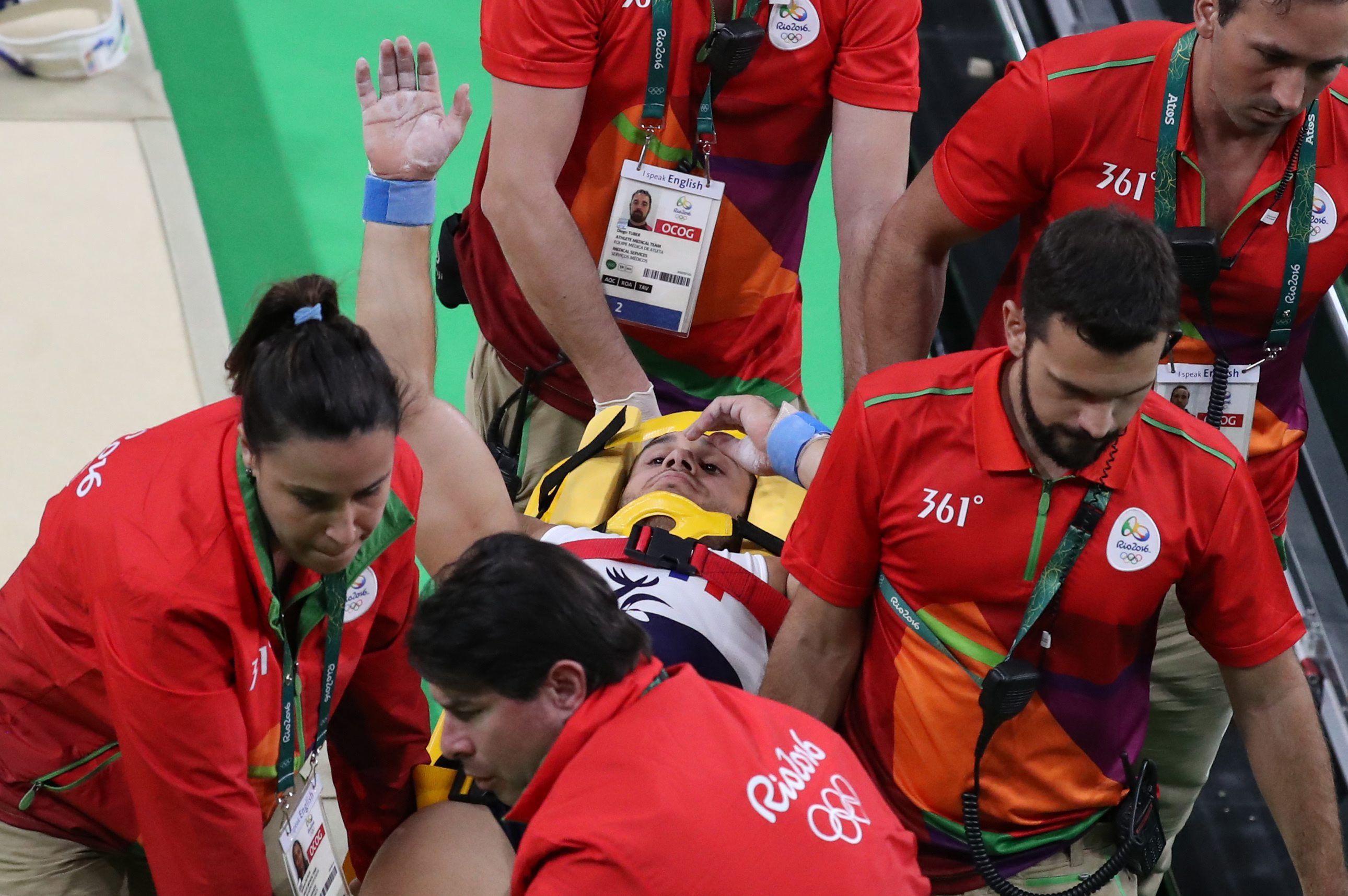 El gimnasta Samir Ait Said es trenca la cama en un salt