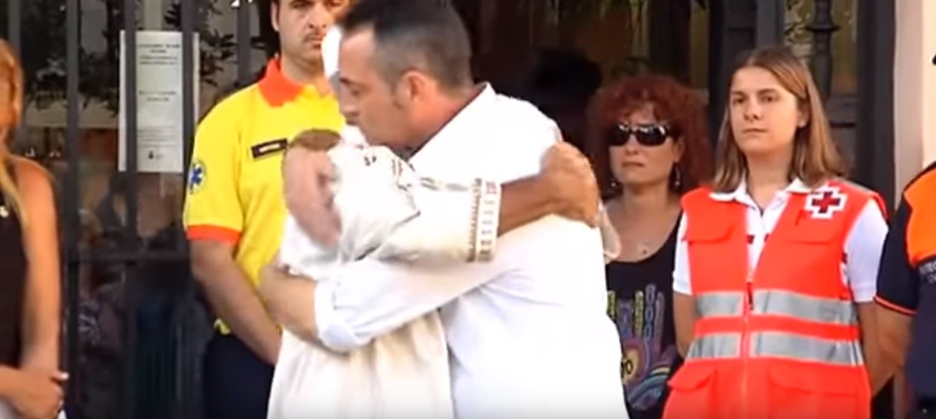El emotivo abrazo entre el padre del niño de Rubí muerto a la Rambla y el imán de la localidad
