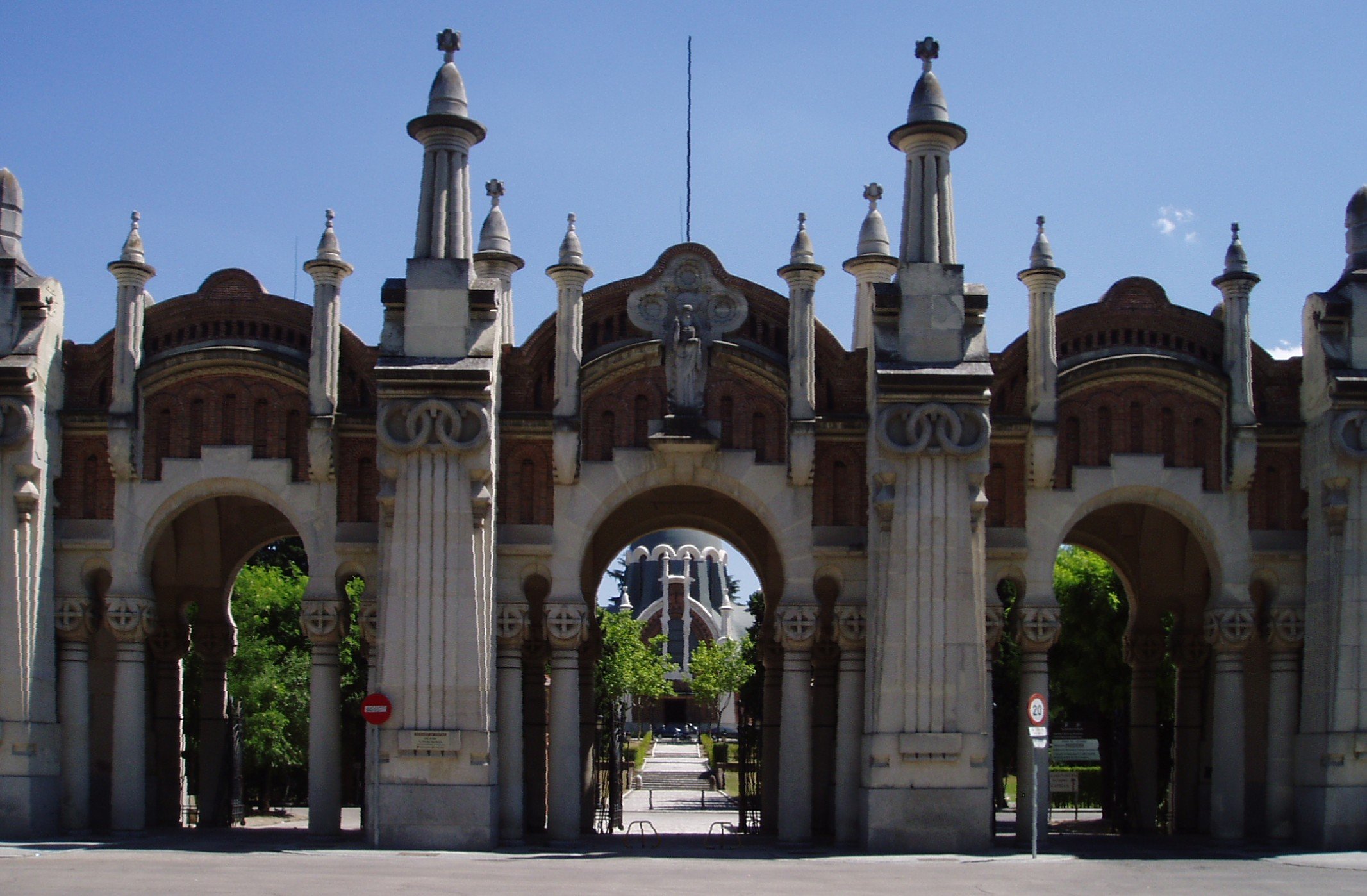 Profanan las lápidas de Pablo Iglesias y la Pasionaria en la Almudena