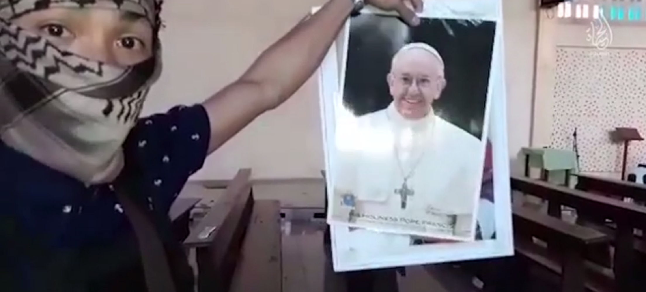 Daesh amenaza al Vaticano y rompe una foto del Papa
