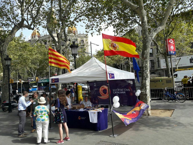 Societat Civil Catalana irromp en la premanifestació amb banderes espanyoles