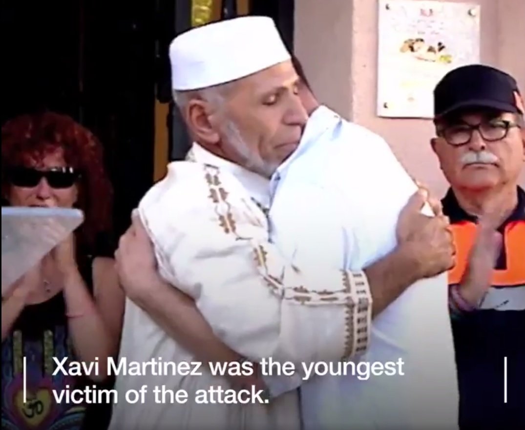 L'abraçada de l'imam i el pare de la víctima arriba a la BBC i a France Info