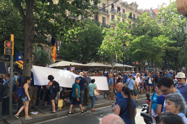 Manifestants samarretes blaves   Iu Forn