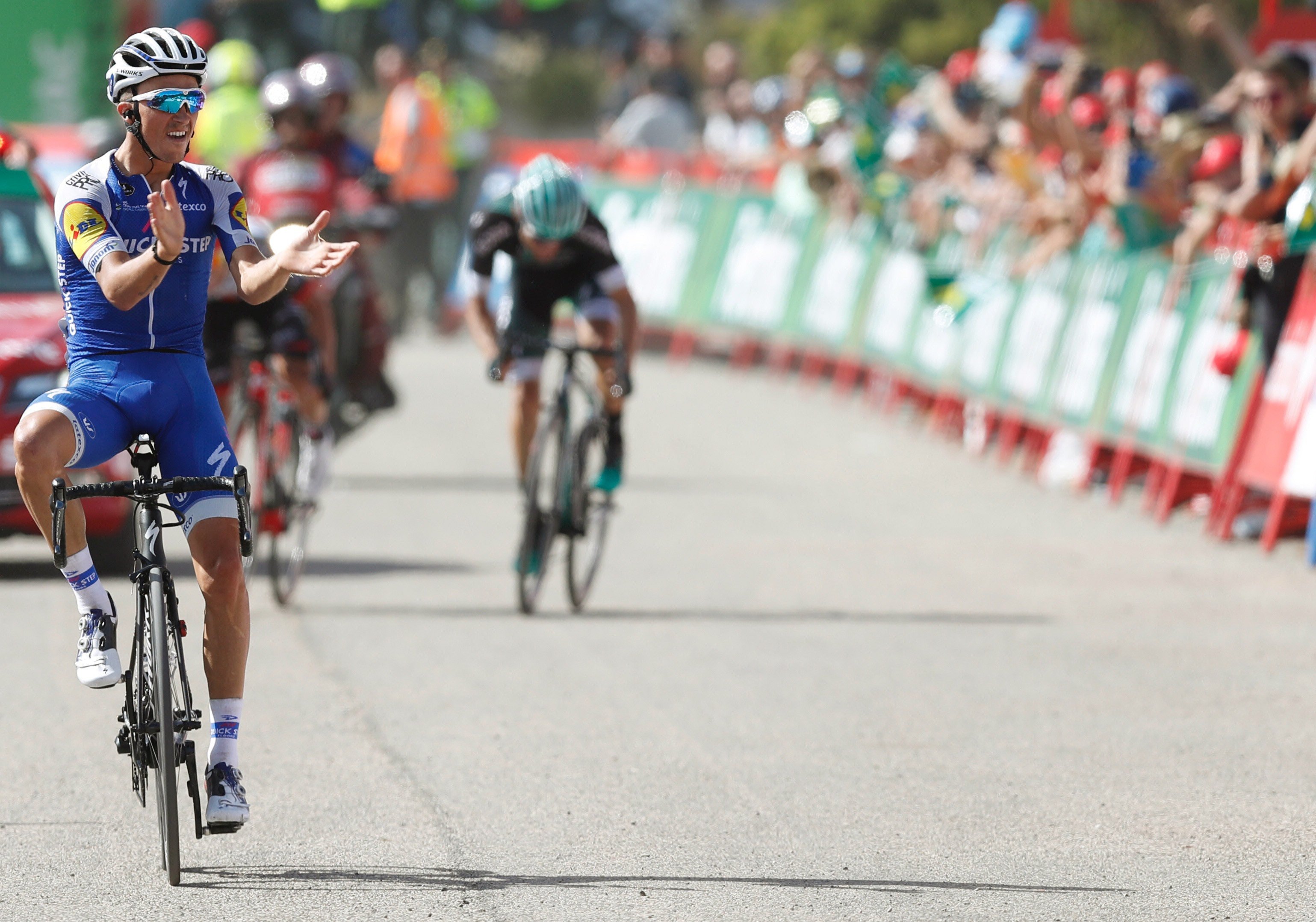 Alaphilippe vence en Xorret de Catí y Froome refuerza el liderato