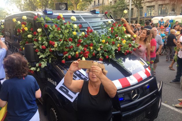 Furgoneta mossos amb roses