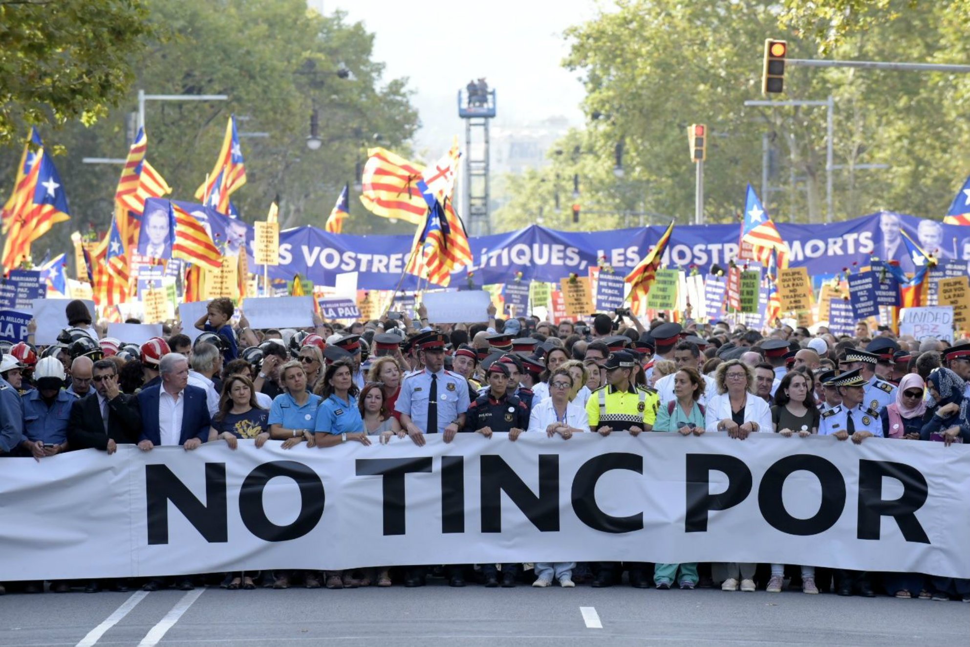 'No tinc por' demonstration fills Barcelona; king and Spanish PM Rajoy booed