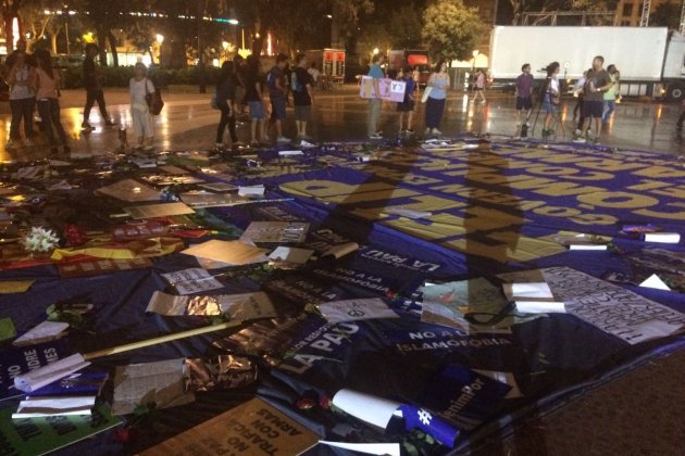 pancarta a plaça catalunya mani 2
