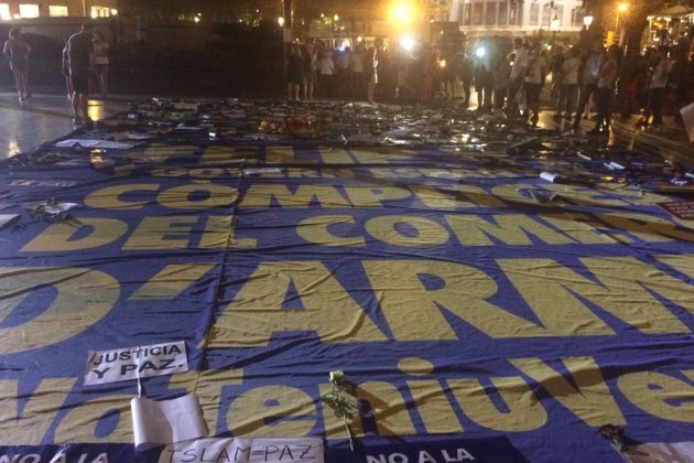 pancarta a plaça catalunya mani