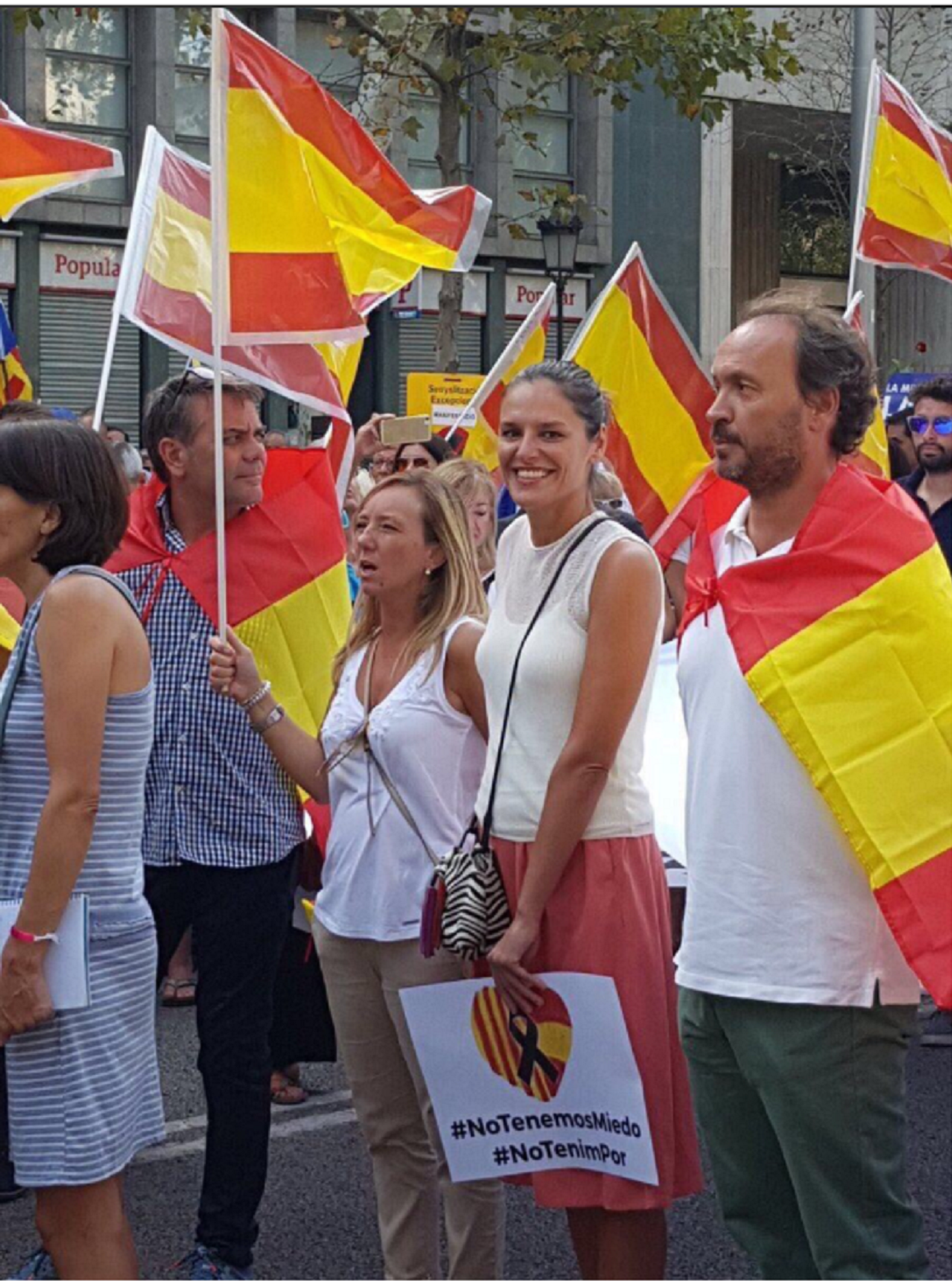 Diputados del PP con banderas españolas en la manifestación contra el terrorismo