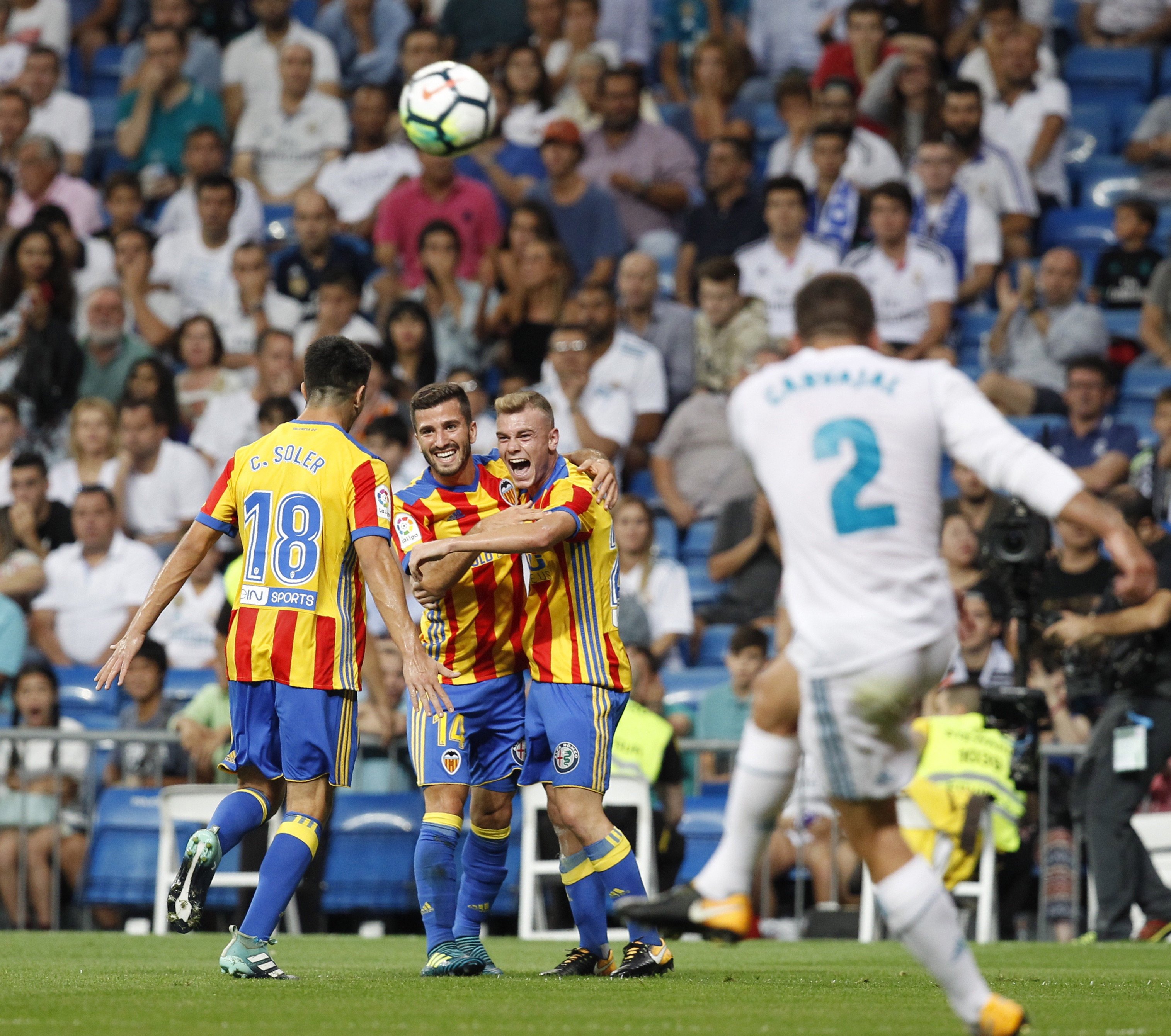 El València esgarrapa un punt del Bernabéu (2-2)