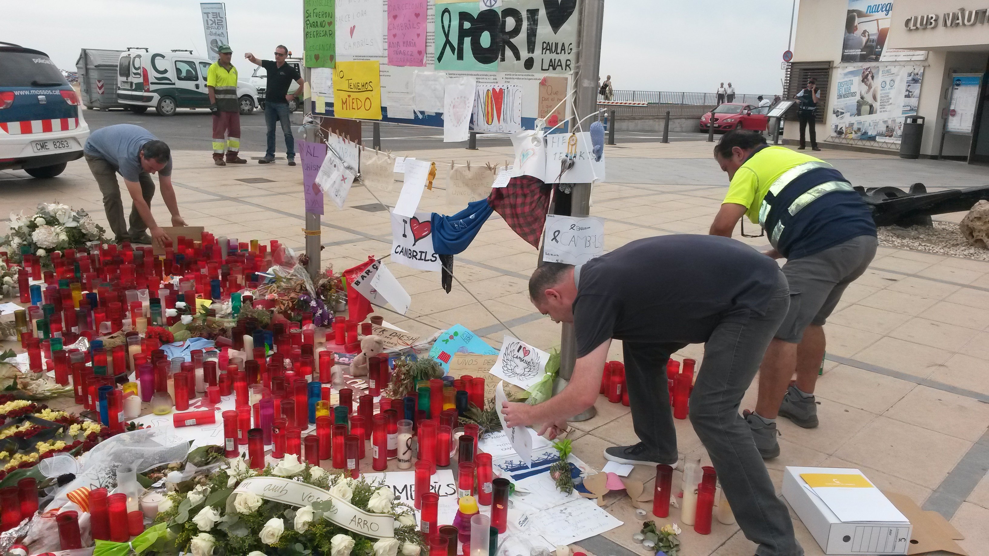 Cambrils recoge las ofrendas depositadas en el memorial del atentado