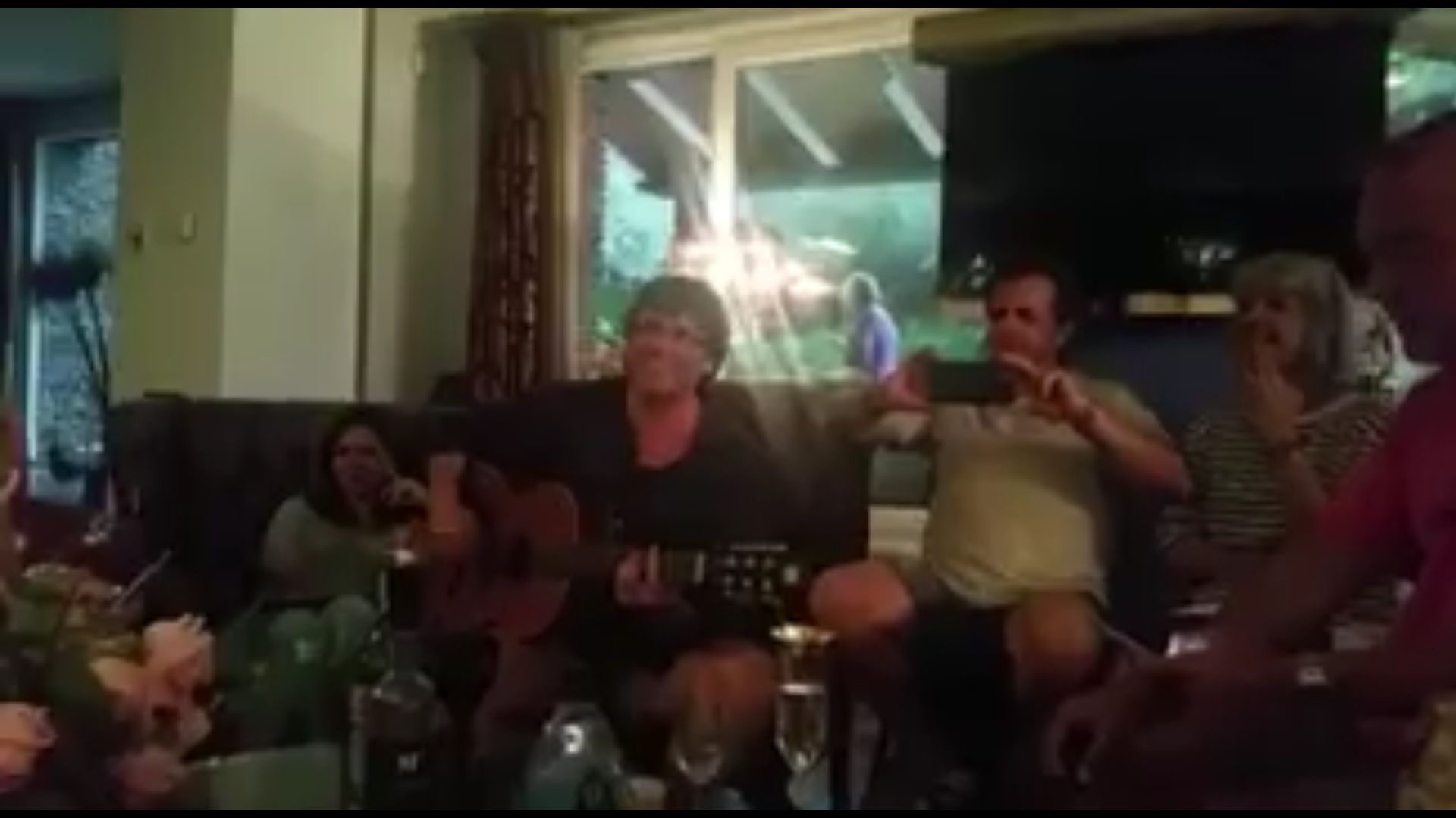 Puigdemont toca la guitarra en una fiesta privada en Cadaqués