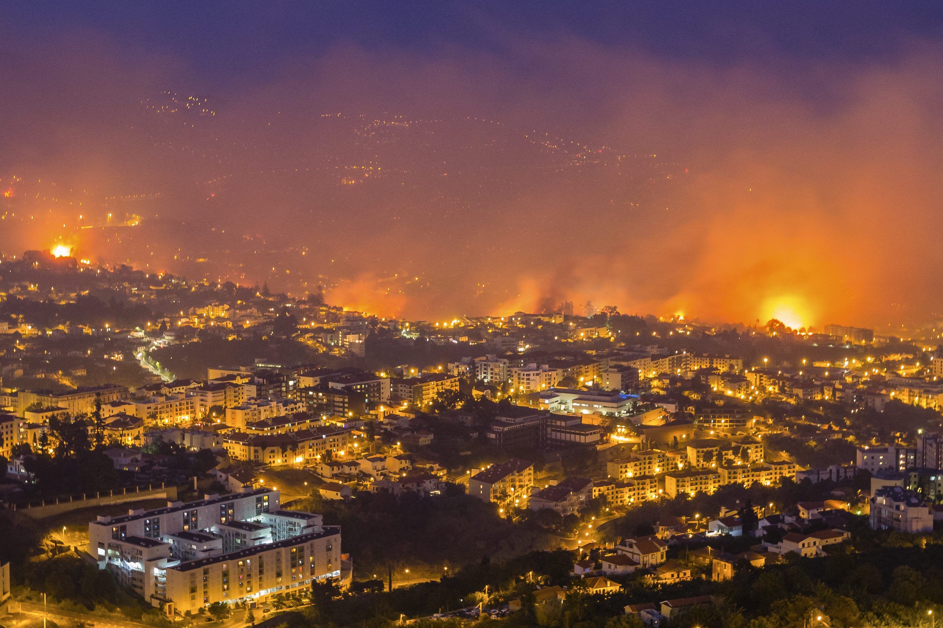 Tres muertos en el grave incendio que azota la capital de Madeira