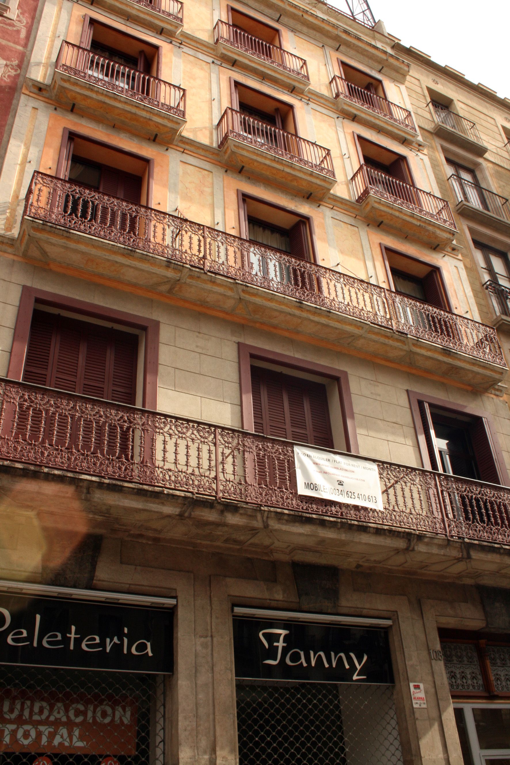 Barcelona pide la retirada de los anuncios de mil pisos turísticos ilegales