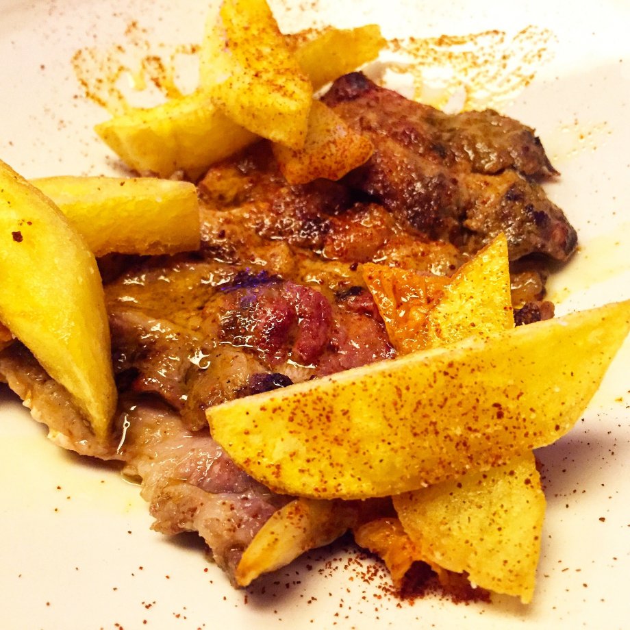 buta kimchi de pluma ibérica con patatas fritas