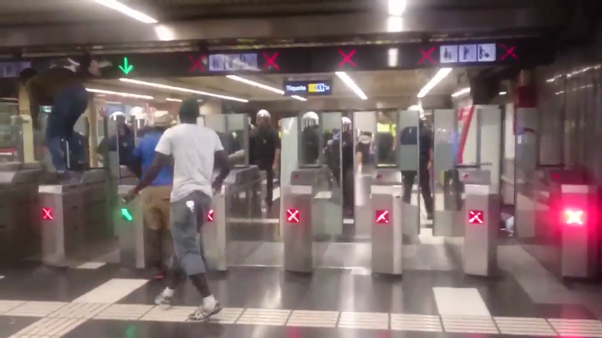La Urbana i els manters s'enfronten a l'accés al metro de plaça Catalunya