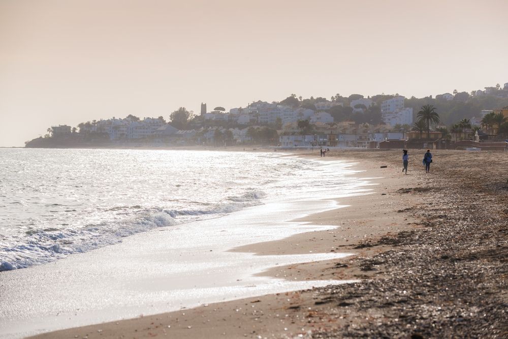 Un muerto en la playa del Estartit y una niña grave ahogada en la piscina de Salt