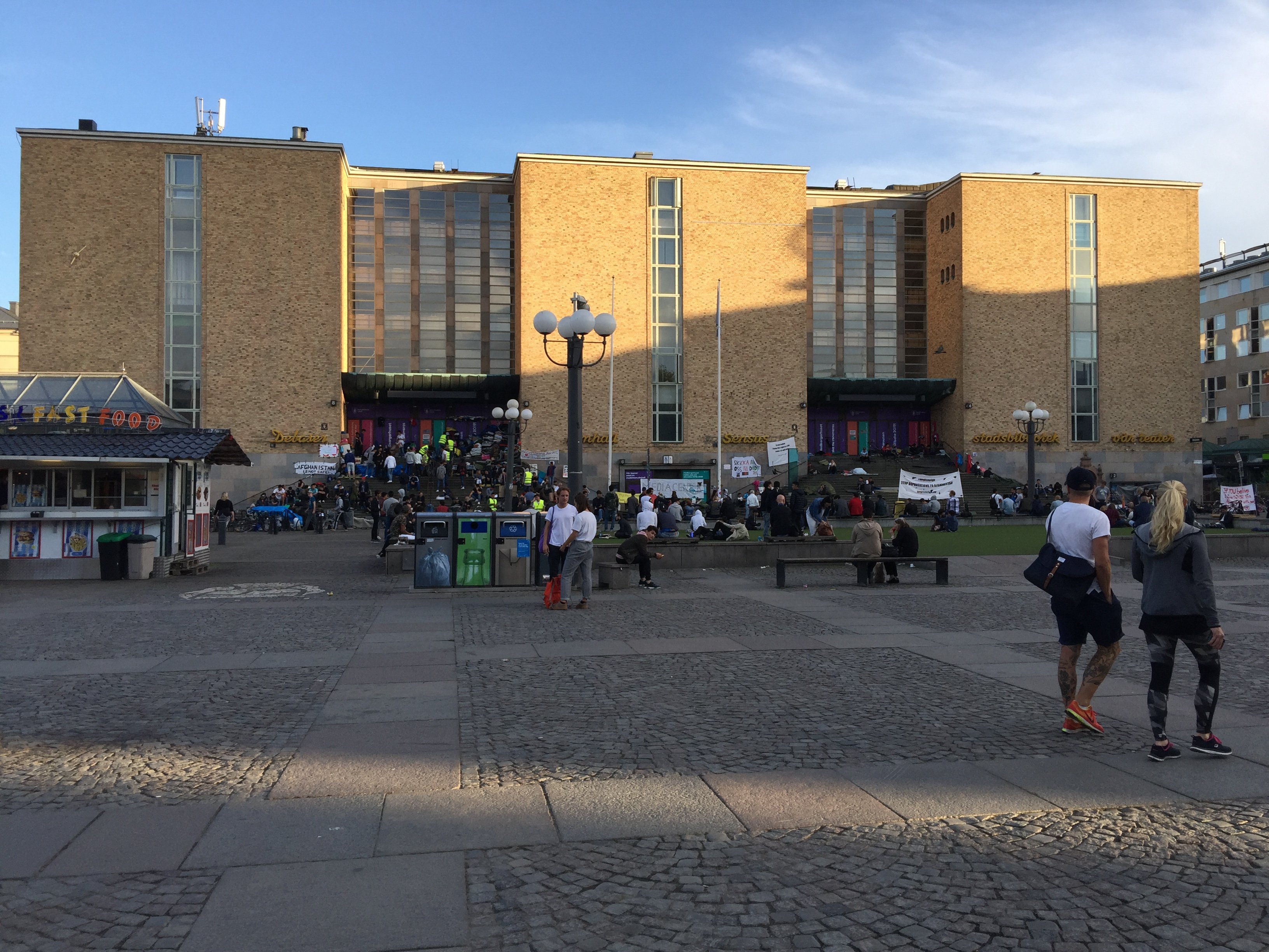 Un hombre armado con un cuchillo apuñala a un policía en Estocolmo