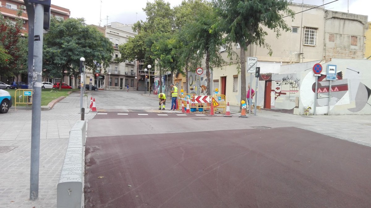 Cinco heridos al accidentarse un autobús por el hundimiento de una alcantarilla en Badalona