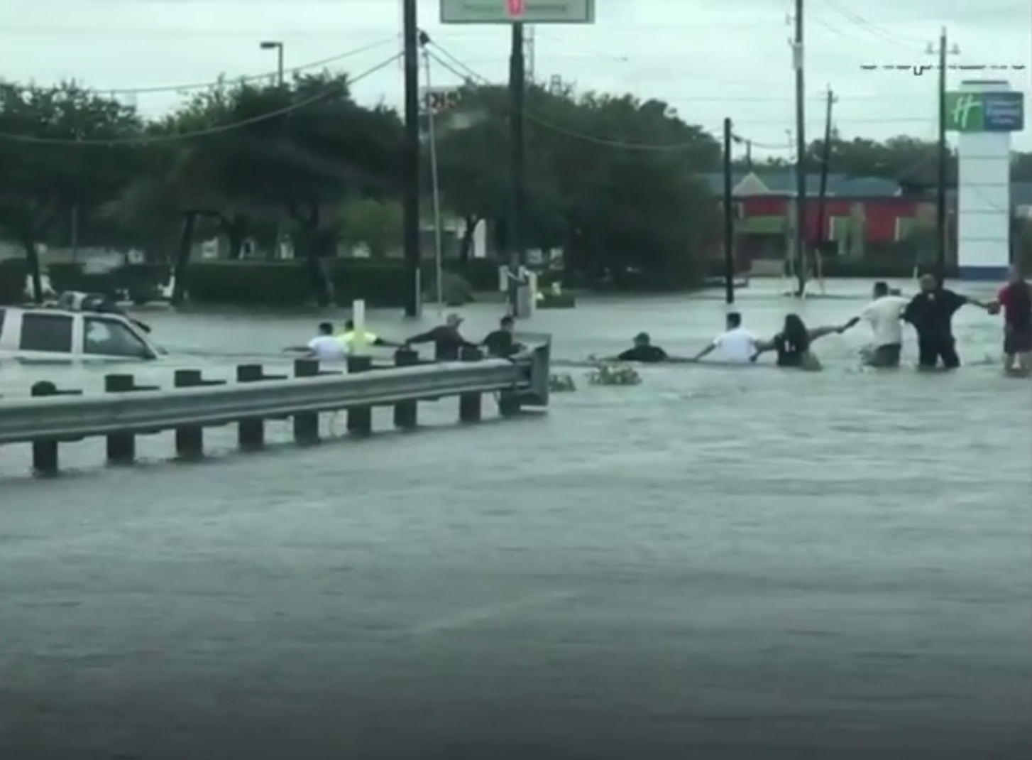 Vídeo: Una cadena humana salva a un hombre de morir ahogado en Houston