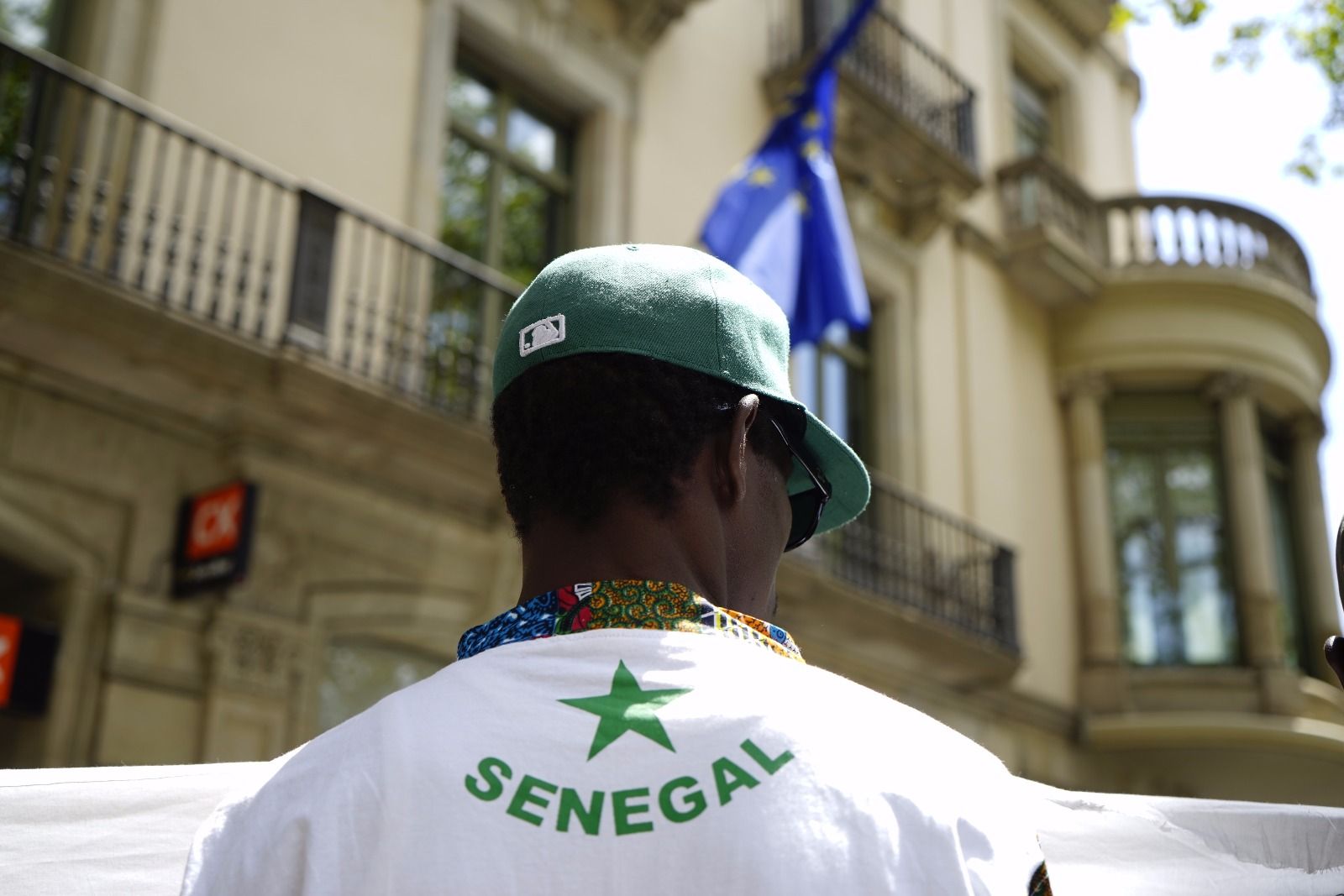 Inmigrantes en situación irregular preparan un encierro en una iglesia barcelonesa