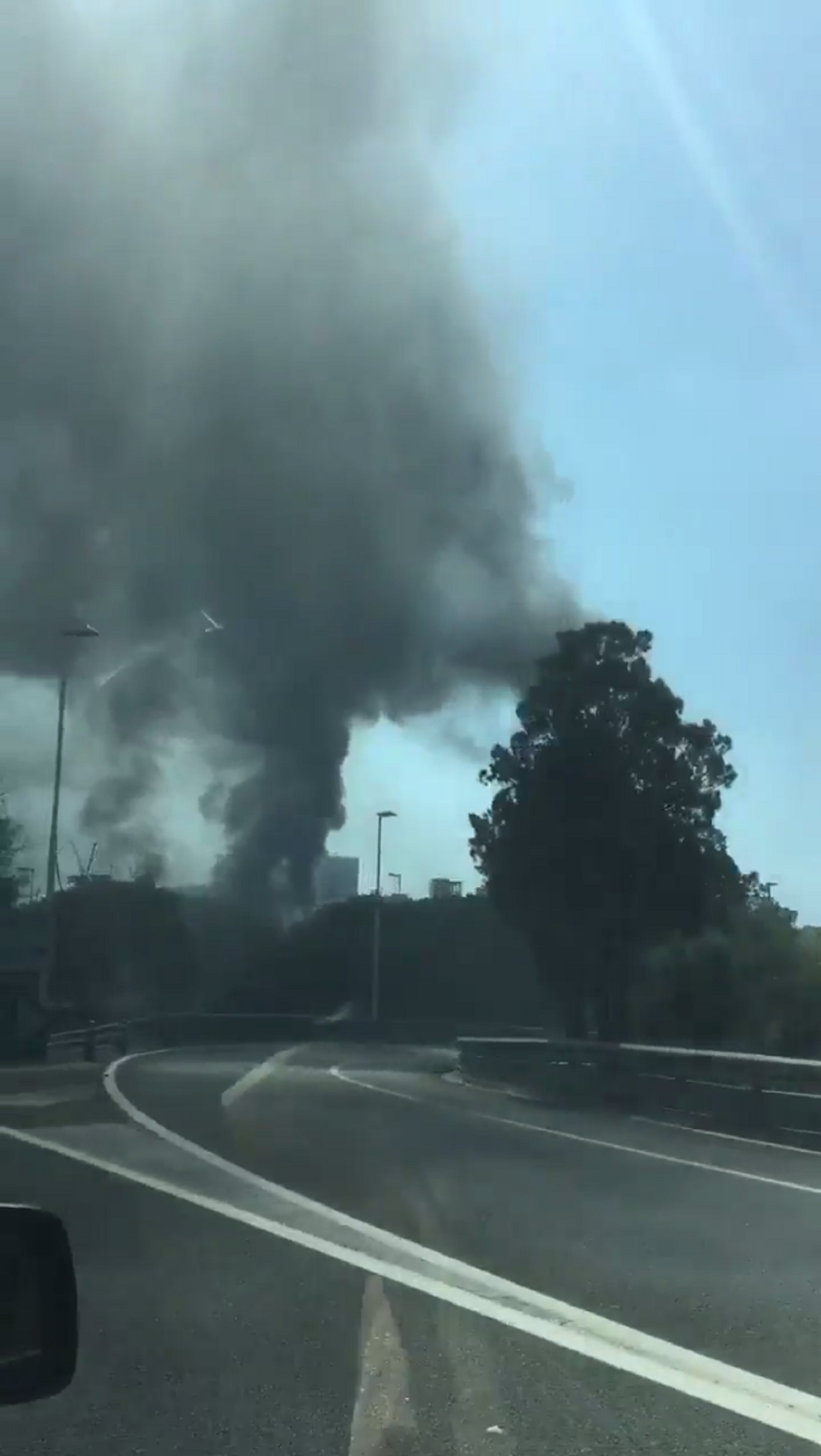 Vídeo: Fuego cerca de la Ronda Litoral de Barcelona