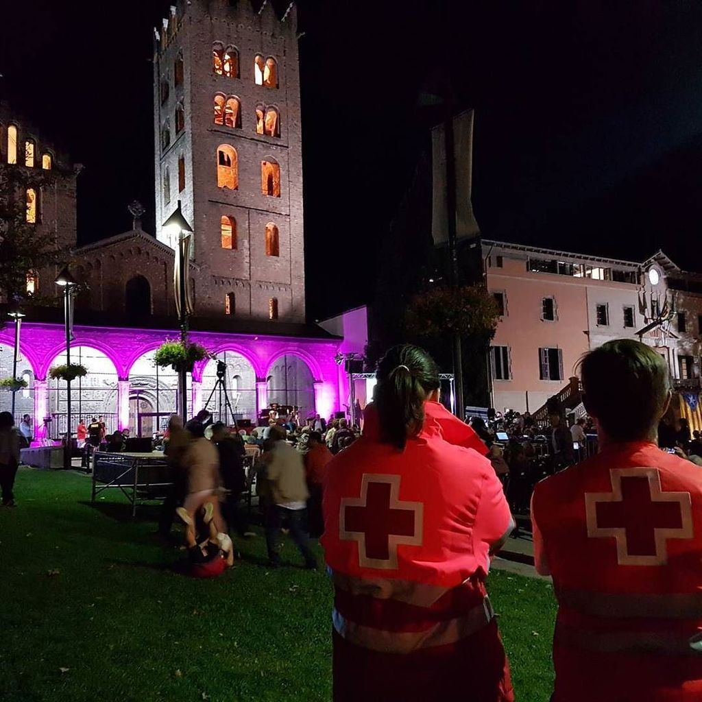 Ripoll intenta cerrar heridas con un concierto por la paz
