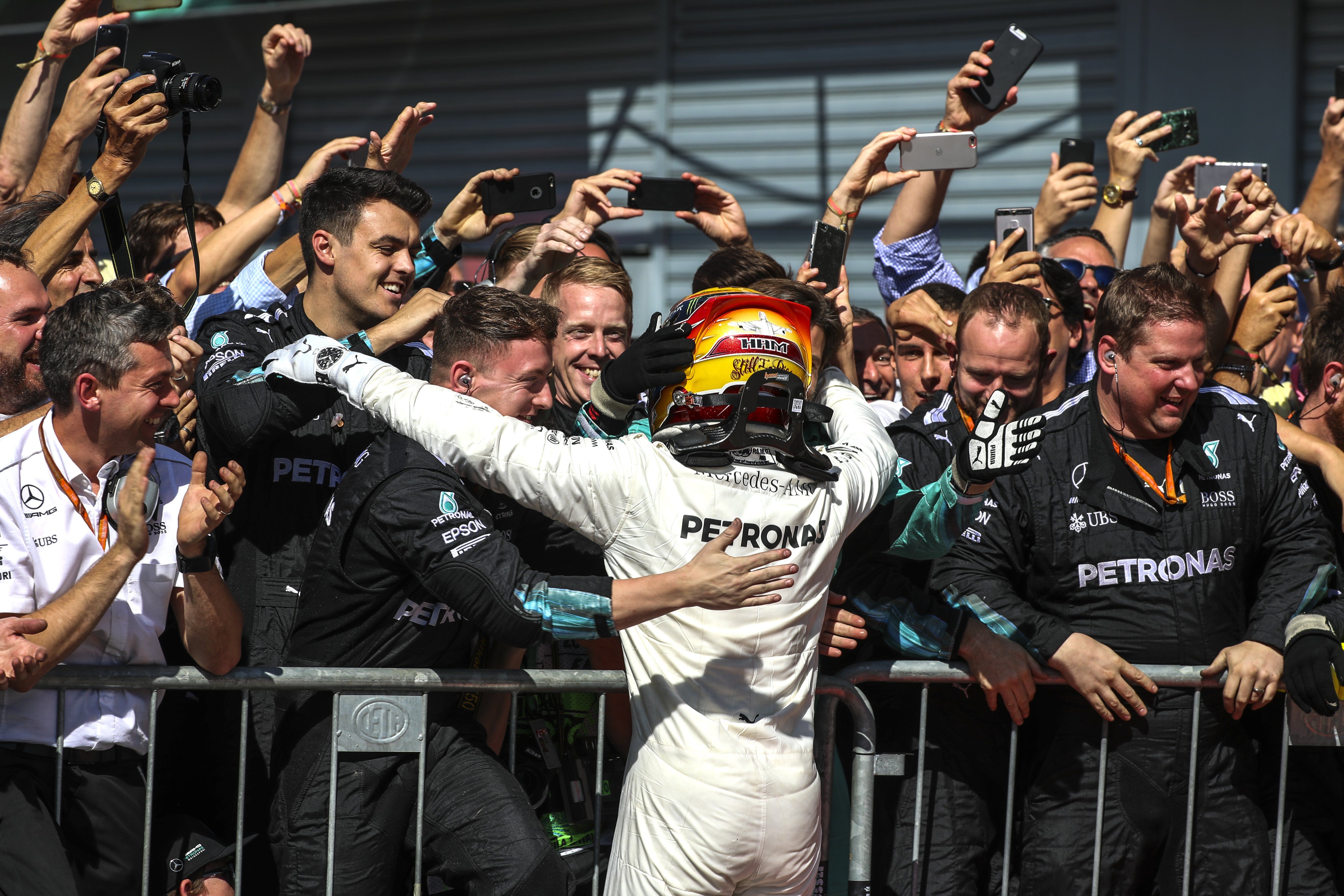 Hamilton domina en el templo de Ferrari para ser el nuevo líder del Mundial
