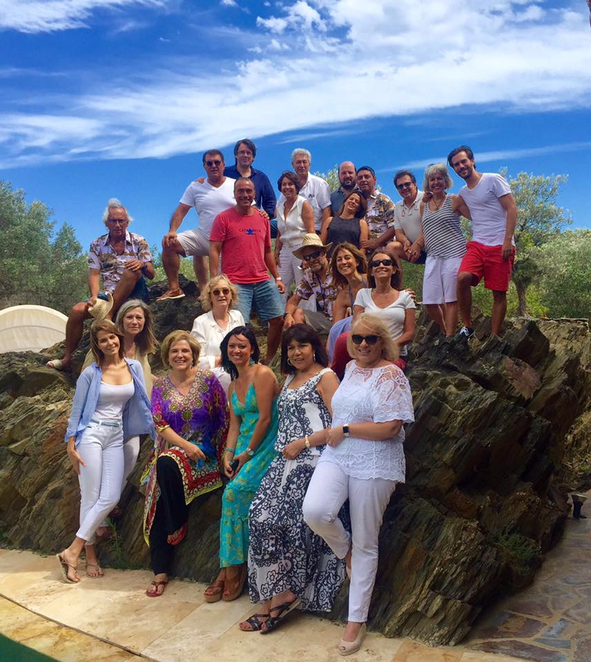 Puigdemont canta "Viva España" en la primera parodia del fiestón en can Rahola