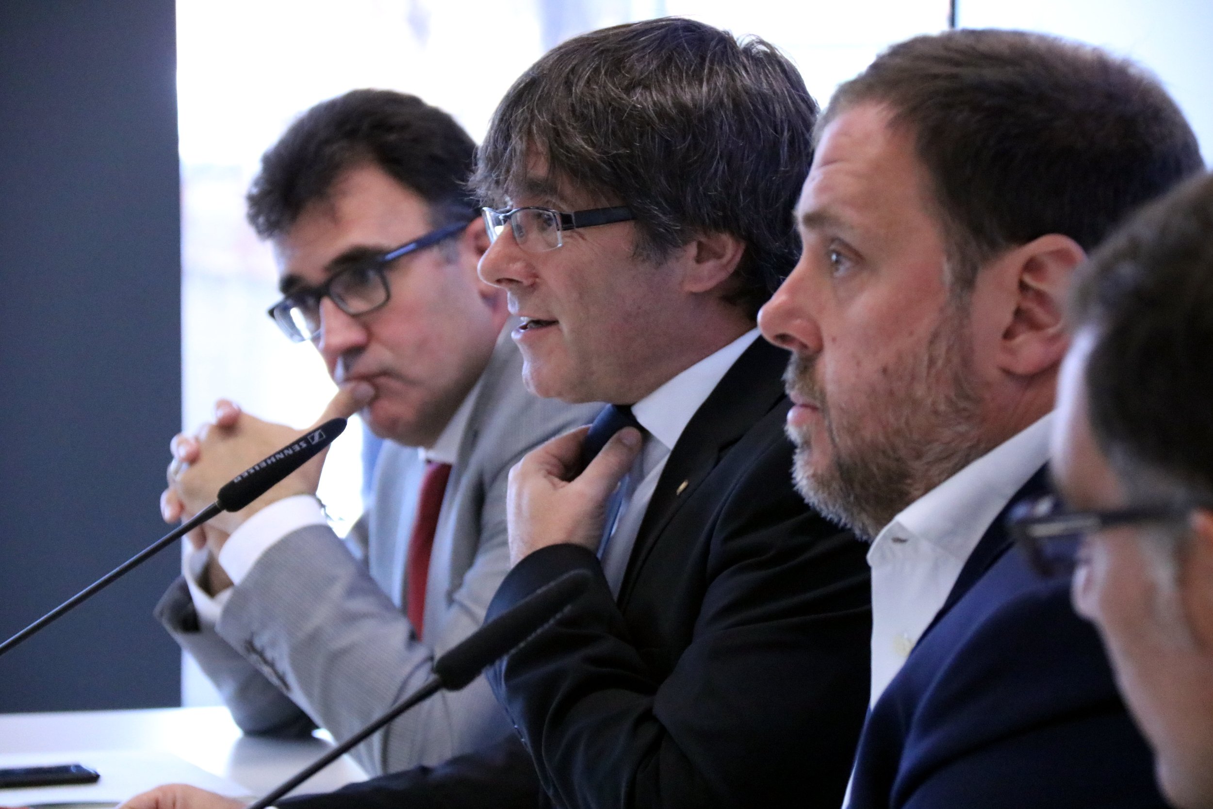 Puigdemont y Junqueras presentan la Agencia Tributaria: "Estamos preparados para el 1-O"