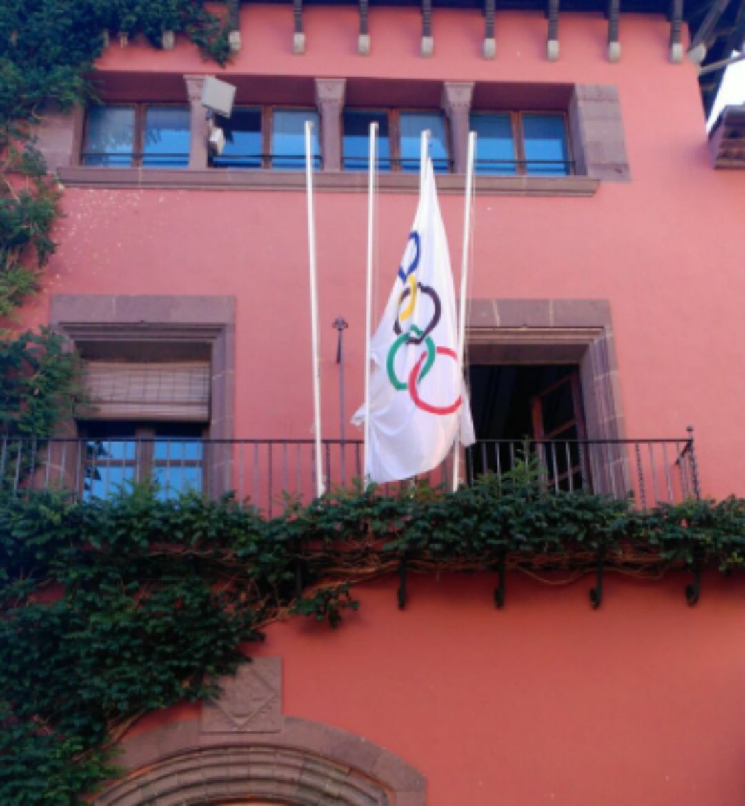 La bandera olímpica, en el Ayuntamiento de la Seu d'Urgell por el oro de Chourraut