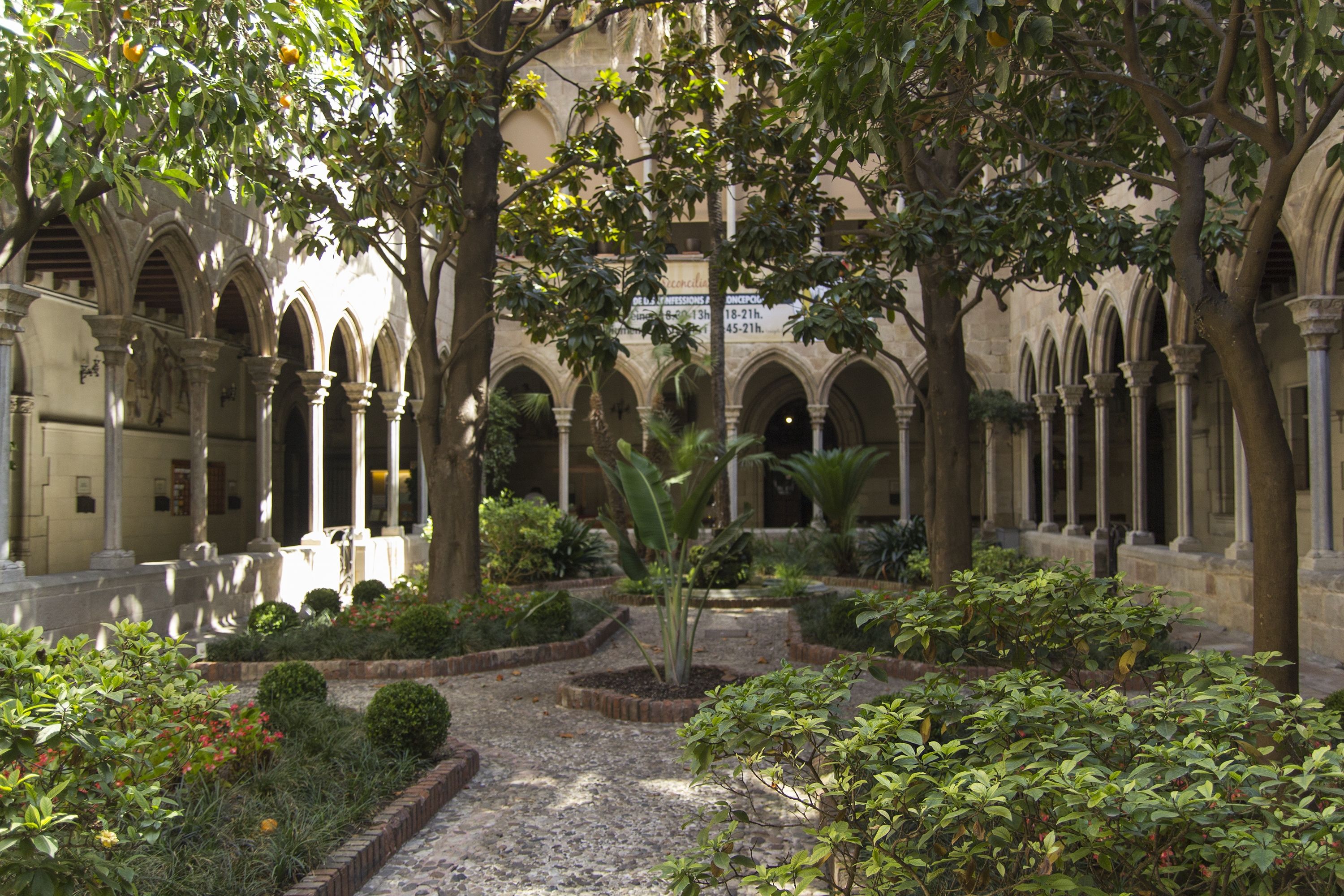 Iglesia de la Concepció: un claustro gótico mutilado