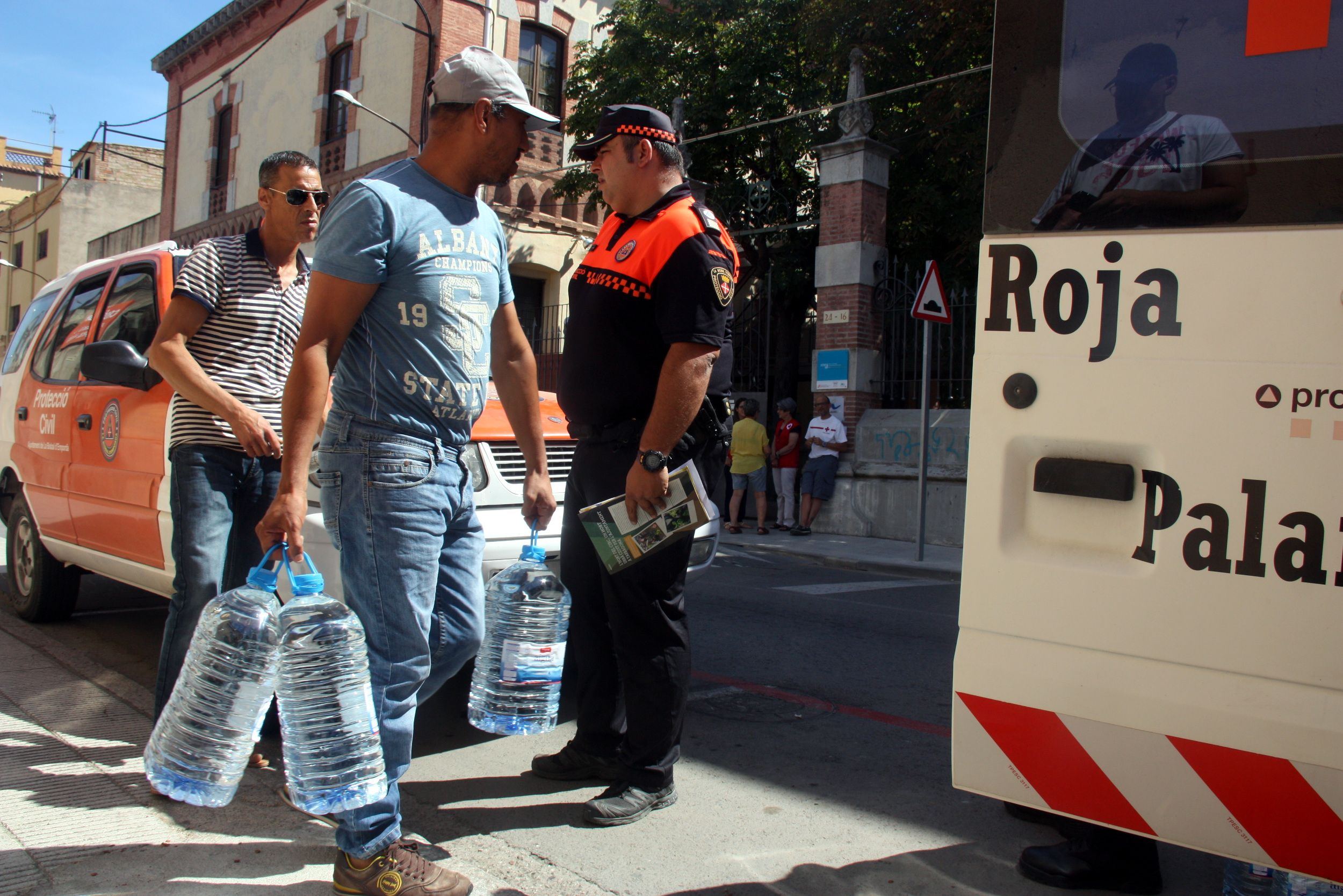 La Bisbal d'Empordà reparte agua entre los vecinos por contaminación de la red