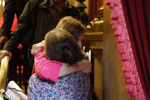 Abraçada entre Forcadell i Serra al Parlament / SA