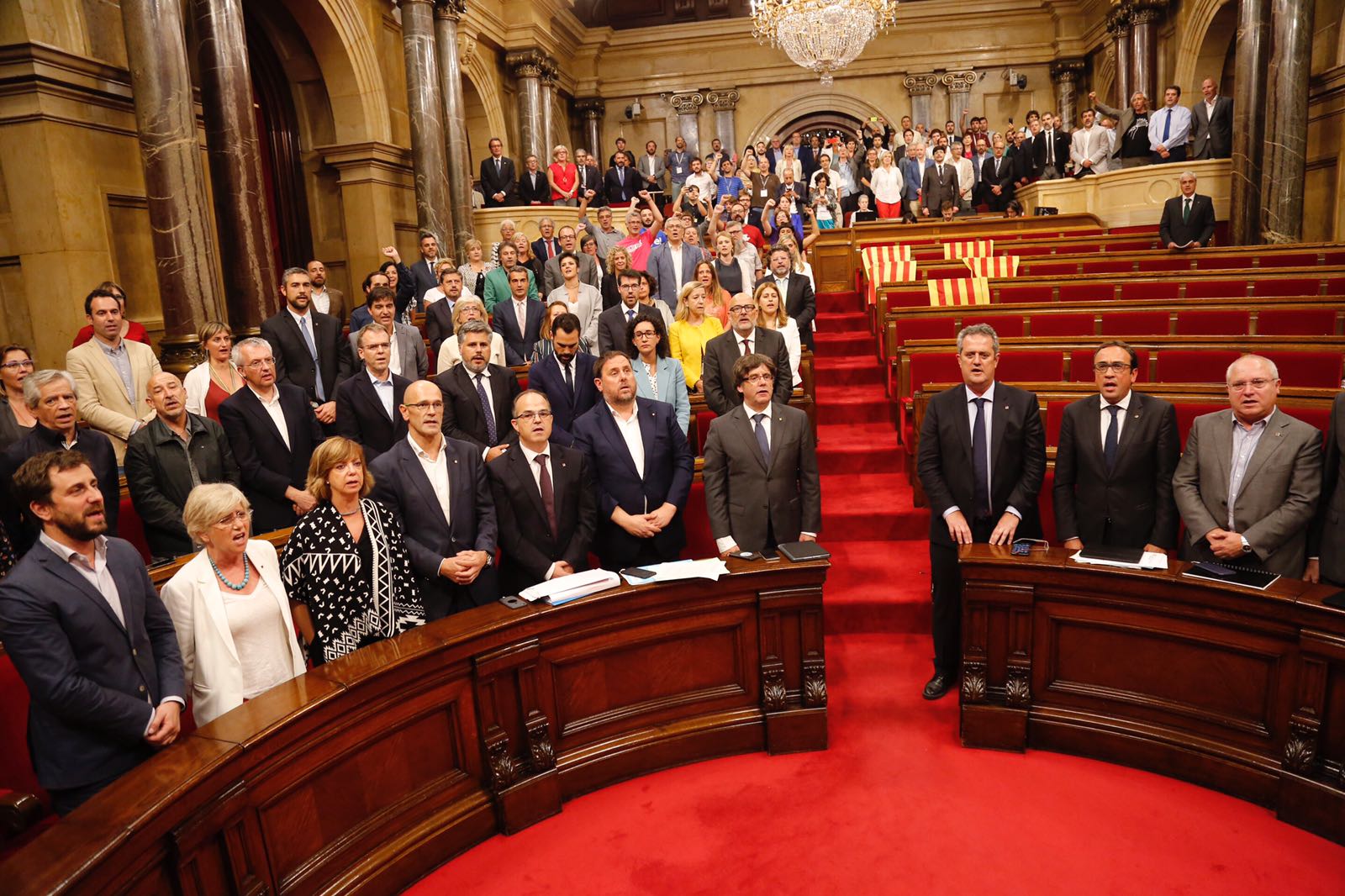 Vídeo: El Cant dels Segadors cierra la votación de la ley de Referéndum